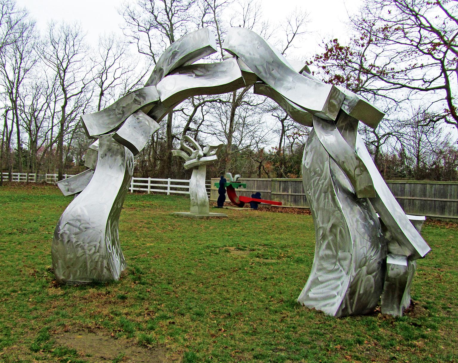„Sagg Portal #9“ Abstrakte Stahl-Metall-Skulptur, großformatig, Außenbereich im Angebot 1