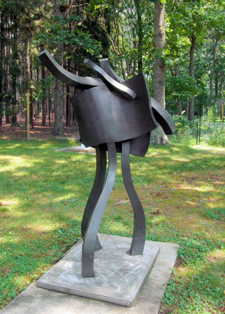 „Tripolemus“ Abstrakte, bronzefarbene Metallskulptur, großformatig, im Freien – Sculpture von Hans Van de Bovenkamp