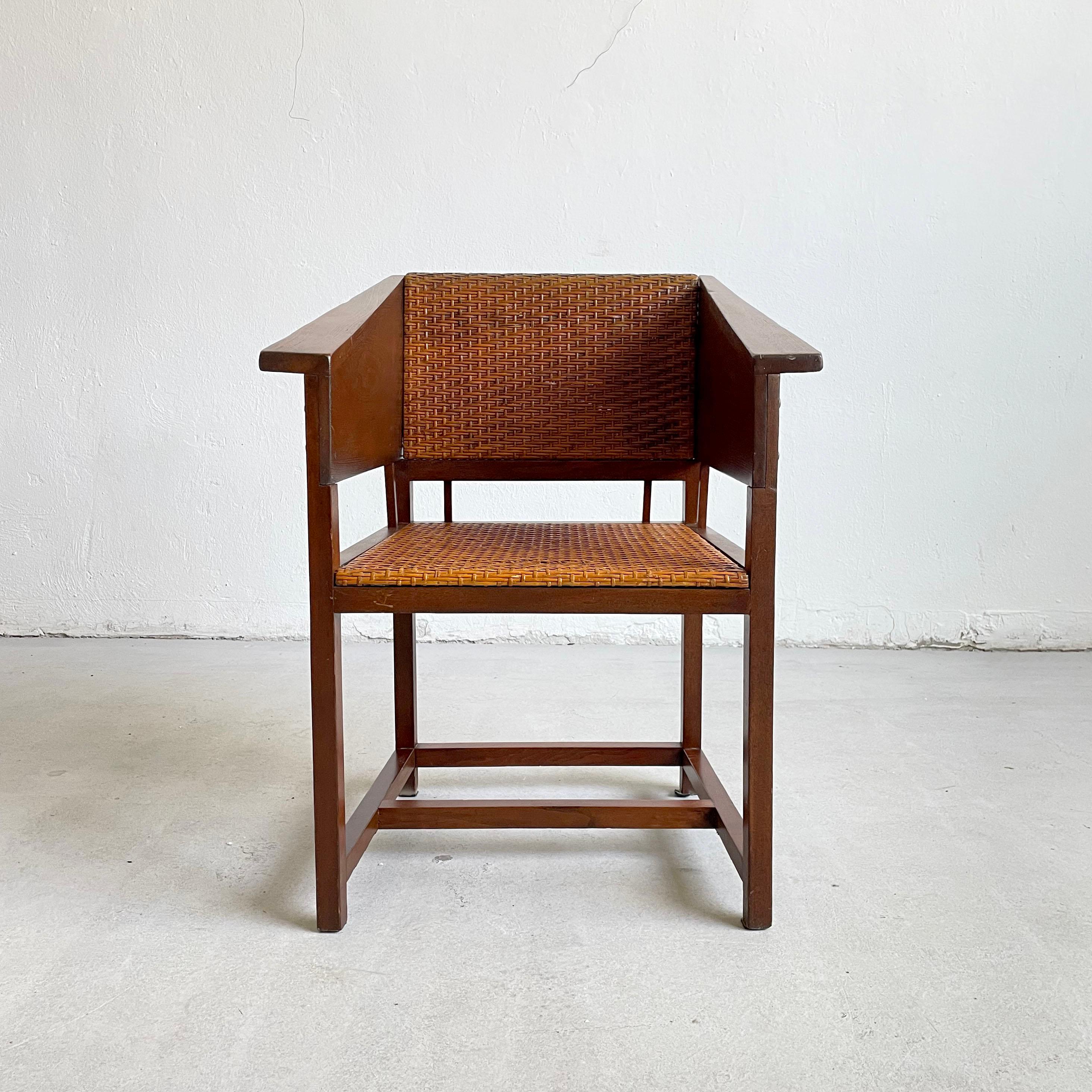 HANS VOLLMER (1879-1946)
A Cane and Oak Armchair mod. 464, designed in 1902 and manufactured by Prag-Rudniker Korbfabrikation, Vienna

This rare chair featuring a geometric form is a fine example of the aesthetics of Vienna