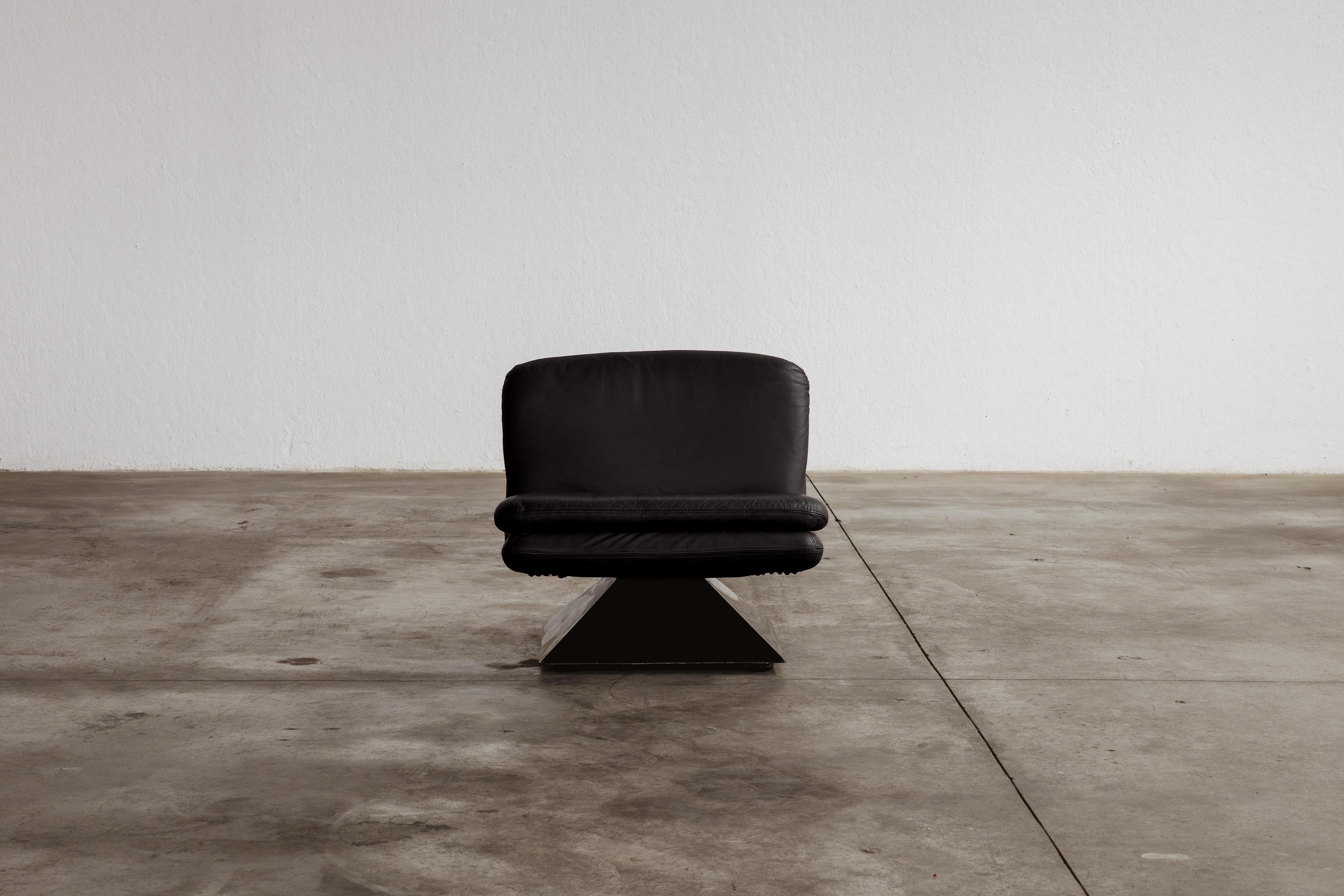 Fauteuil Hans Von Klier pour Giuseppe Rossi Di Albizzate, cuir noir, Italie, 1970

Cette paire de fauteuils Hans von Klier, conçue en 1970 pour Giuseppe Rossi di AGE, est un mélange parfait de la tendance sculpturale de l'ère spatiale de l'époque.