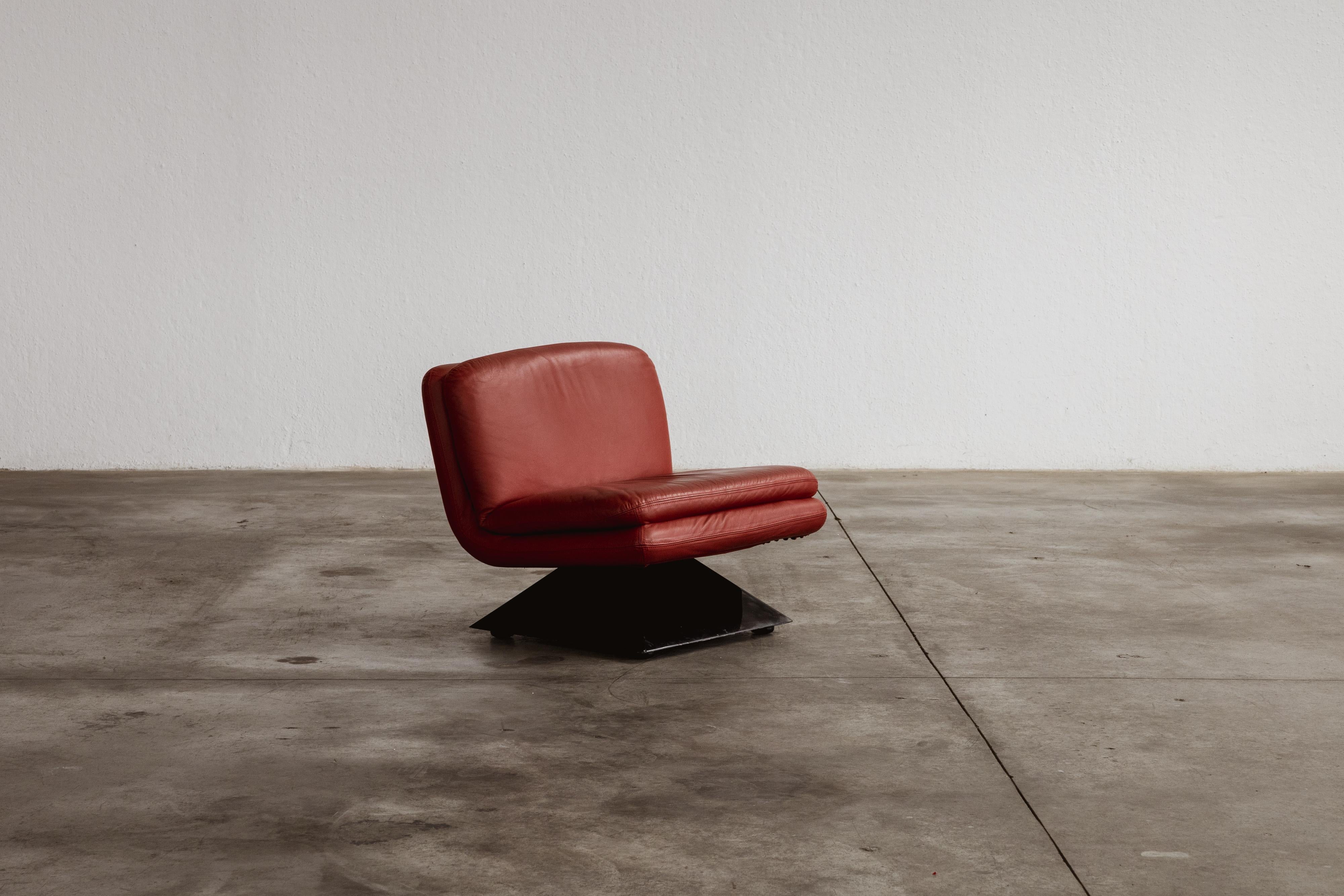 Hans Von Klier Sessel für Giuseppe Rossi Di Albizzate, rotes Leder, Italien, 1970.

Dieser Sessel von Hans von Klier, der 1970 für Giuseppe Rossi di Albizzate entworfen wurde, ist ein Beispiel für die nahtlose Verschmelzung von skulpturaler Form und