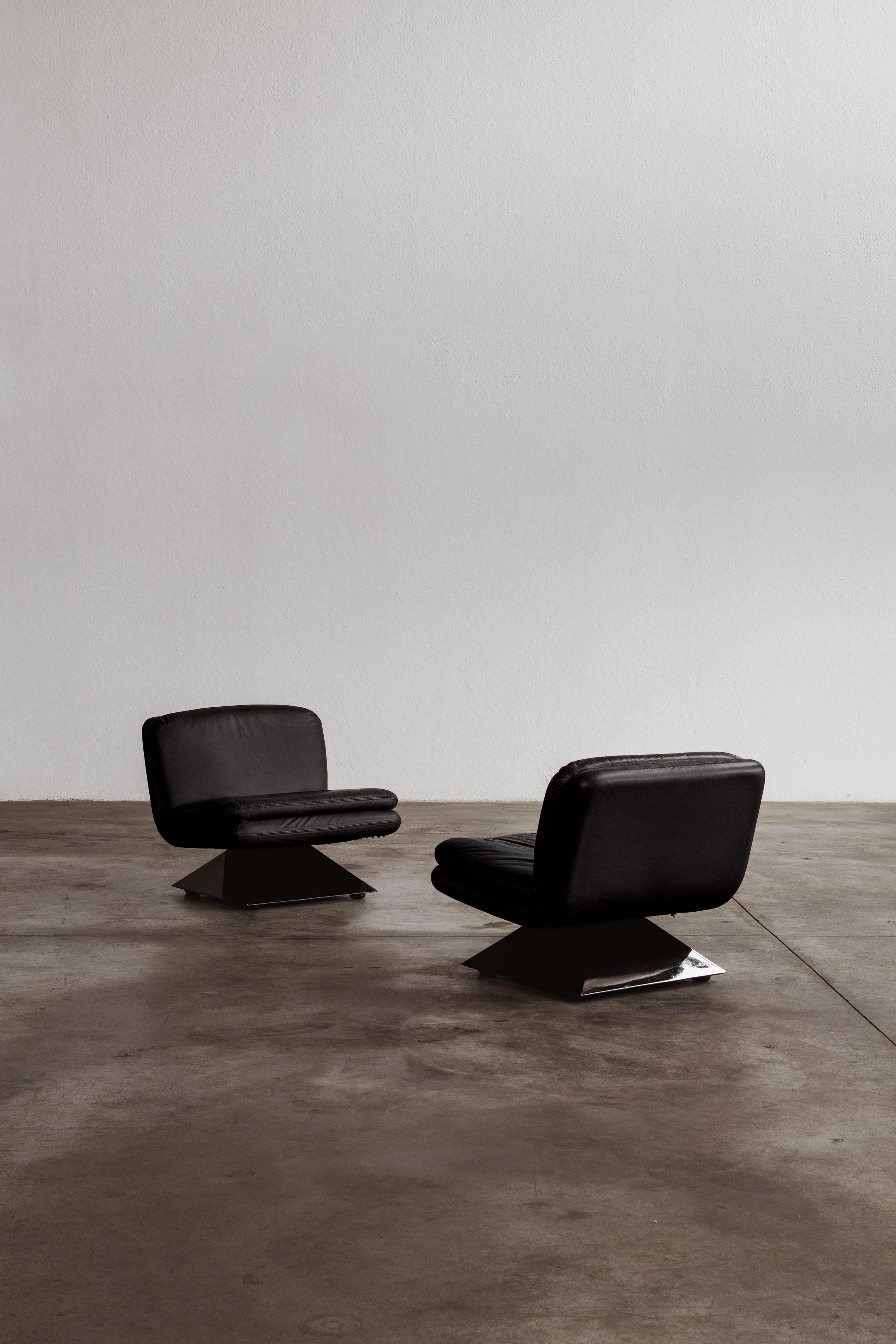 Hans Von Klier armchairs for Giuseppe Rossi Di Albizzate, black leather, Italy, 1970, set of two.

These pair of Hans von Klier easy chairs, designed in 1970 for Giuseppe Rossi di Albizzate, exemplifies a seamless blend of the sculptural space age