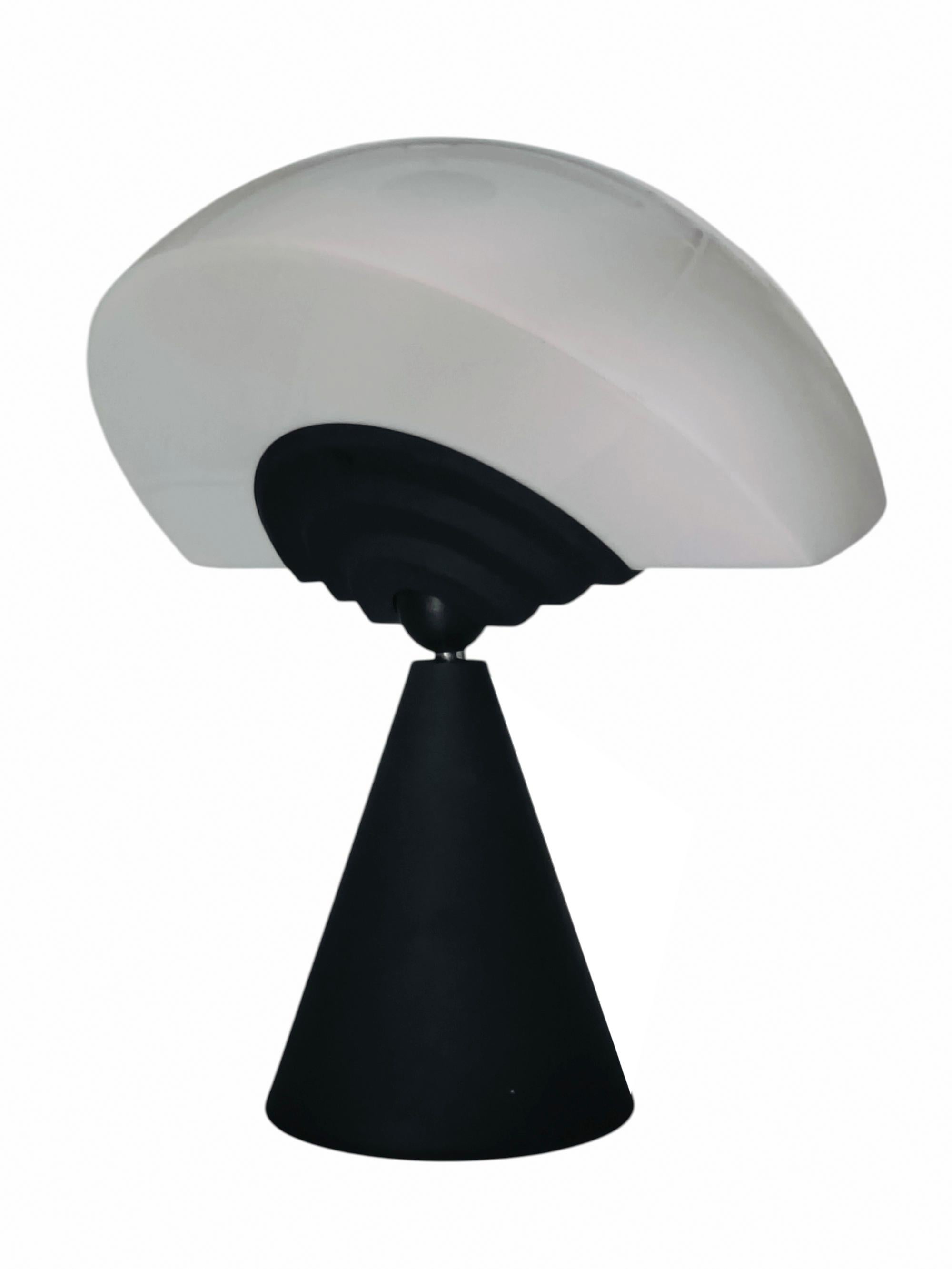 Gran lámpara de sobremesa de metal modelo Slice de Hans Von Klier para Bilumen. Etiqueta bajo la base.
Un diseño minimalista postmoderno italiano muy bonito.
Estructura metálica, pintada en negro mate, con una gran pantalla de plástico blanco