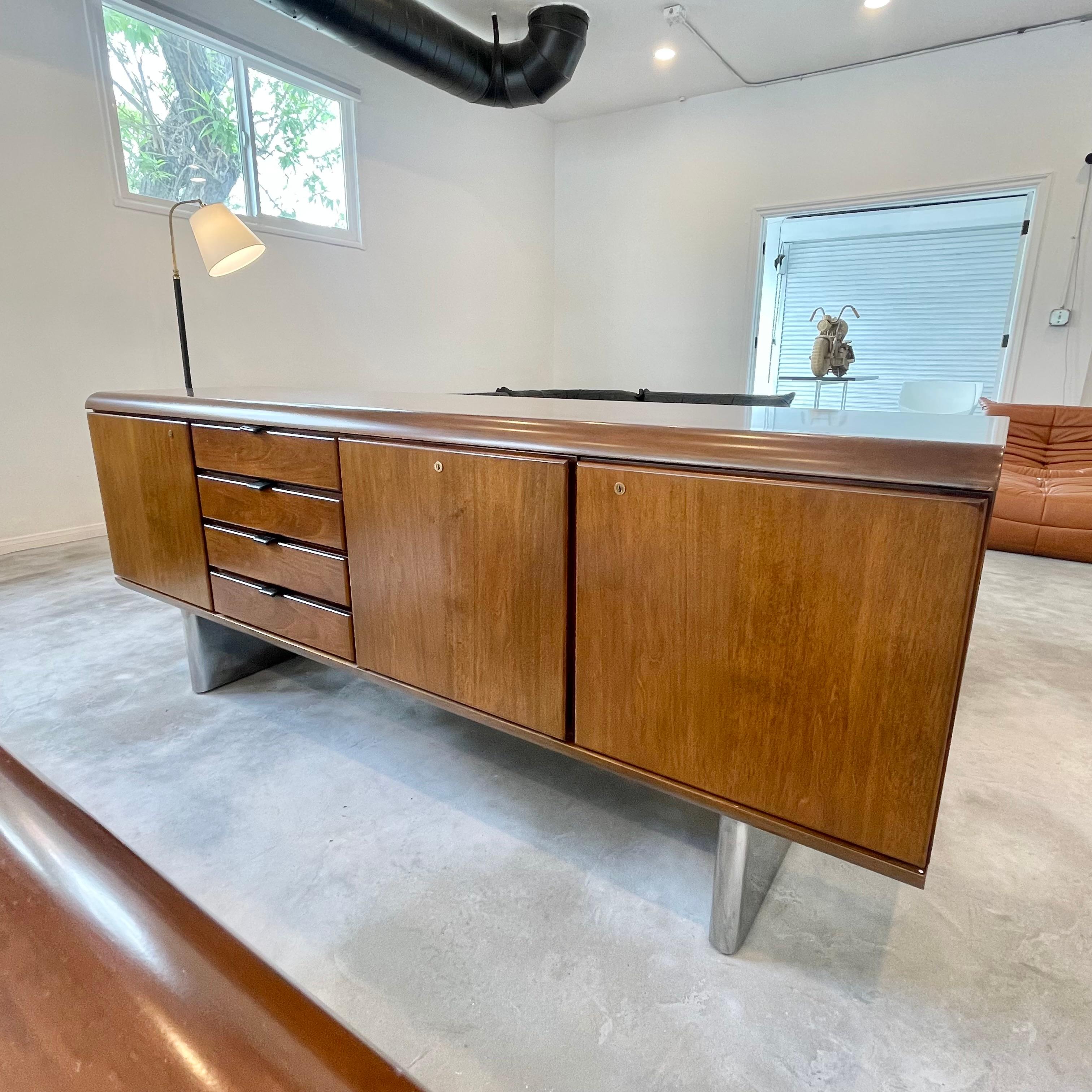 Credenza Hans Von Klier en nogal y cromo para Skipper en venta 2