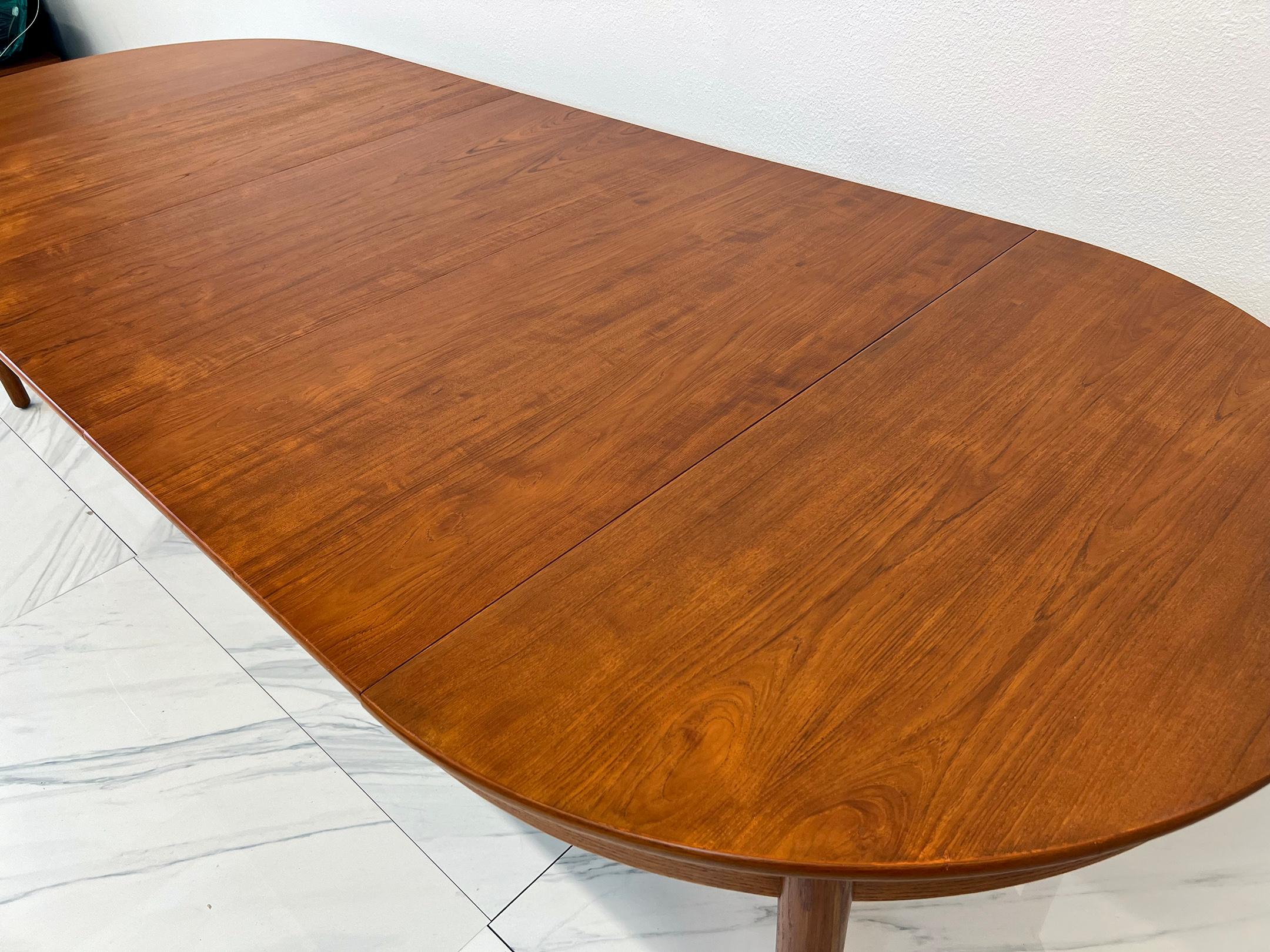 Entrez dans un monde où l'élégance va de pair avec la praticité, et où le design intemporel chuchote les secrets d'époques révolues. Cette table de salle à manger enchanteresse est un chef-d'œuvre d'allure mid-century qui captivera vos sens et