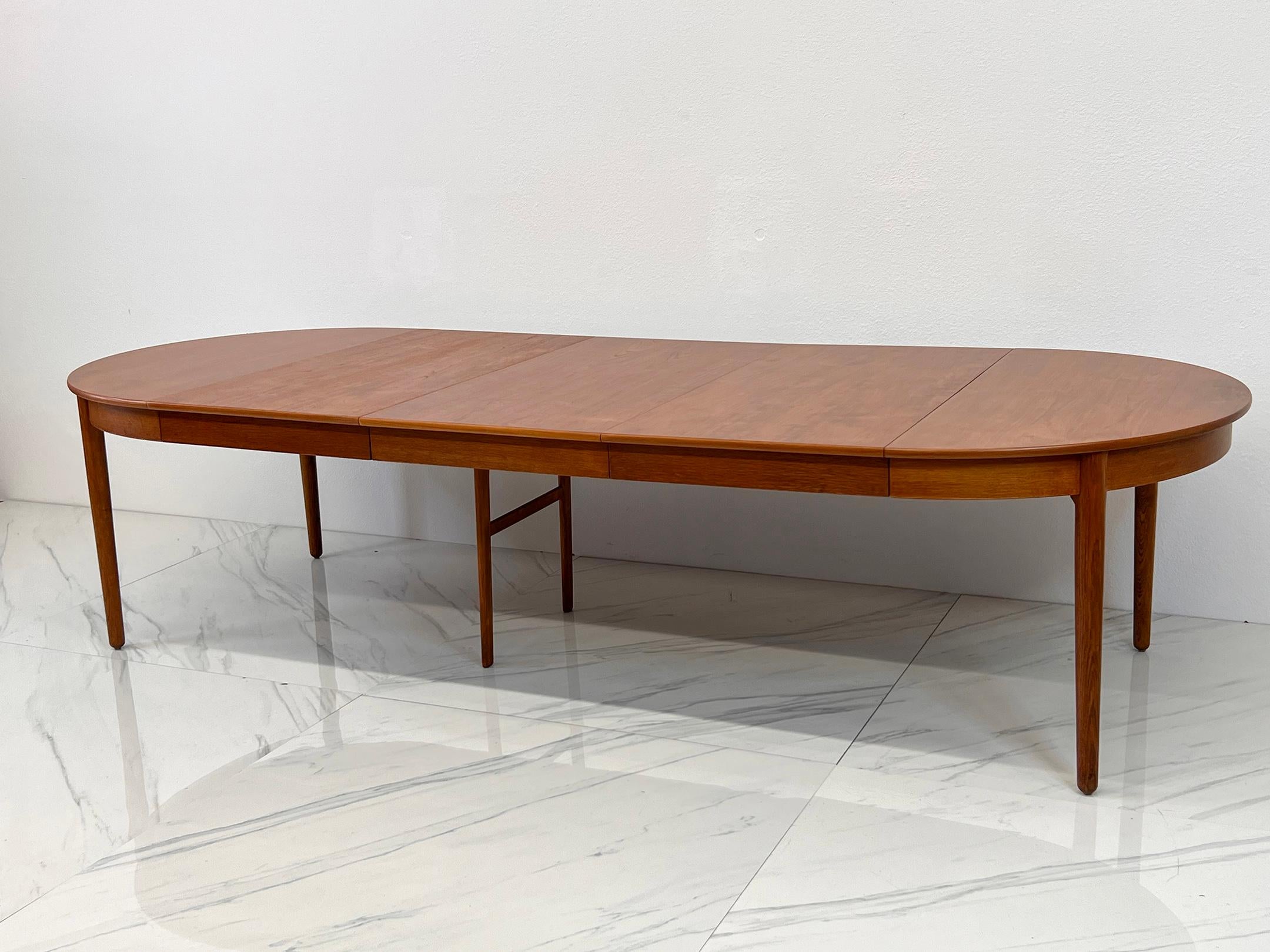 Danois Table de salle à manger monumentale en teck Hans Wegener pour Andreas Tuck en vente