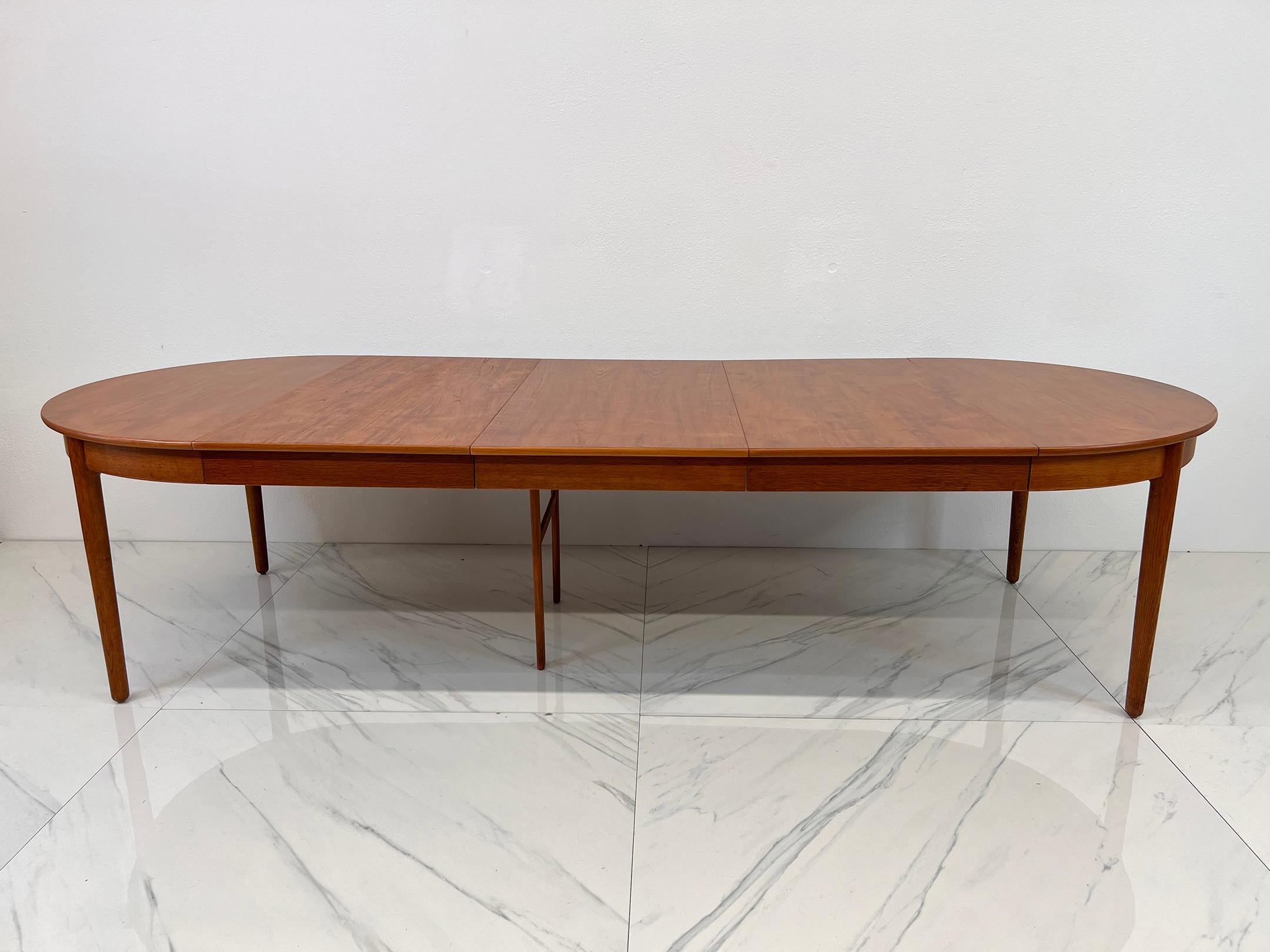 Milieu du XXe siècle Table de salle à manger monumentale en teck Hans Wegener pour Andreas Tuck en vente