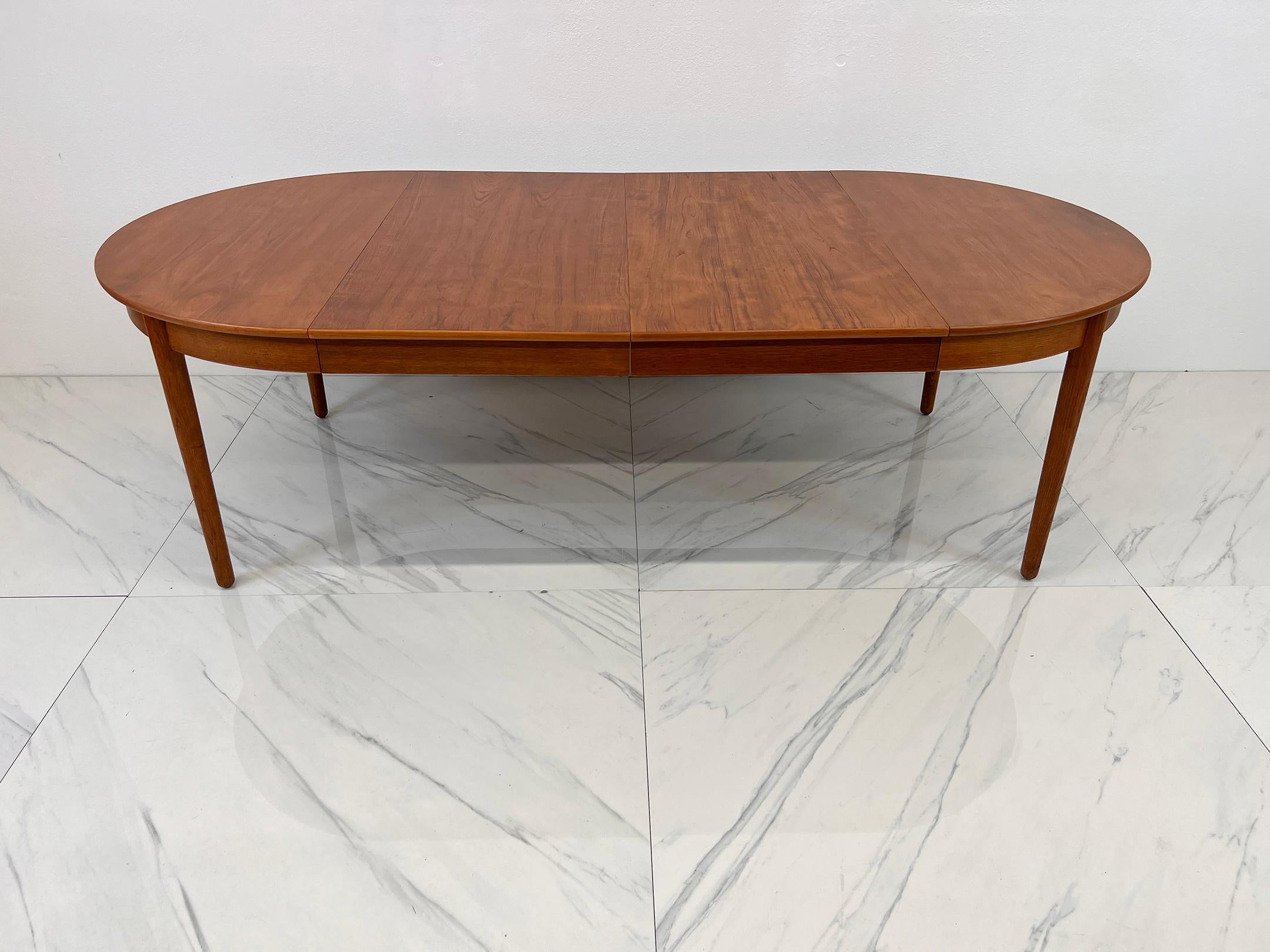 Teck Table de salle à manger monumentale en teck Hans Wegener pour Andreas Tuck en vente