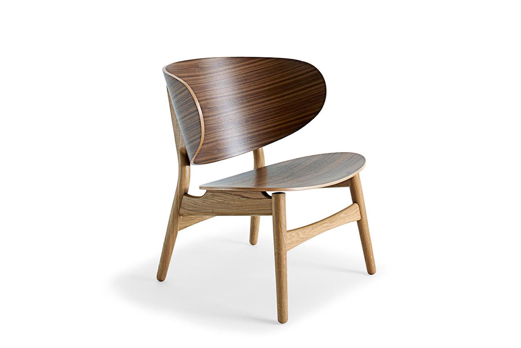 Conçue par Hans Wegner en 1948, la chaise coquille GE 1936 est devenue une icône du design moderne. Fabriquée en contreplaqué cintré avec une structure en chêne massif, la chaise est construite à la main dans l'usine Getama de Gedsted, au Danemark,