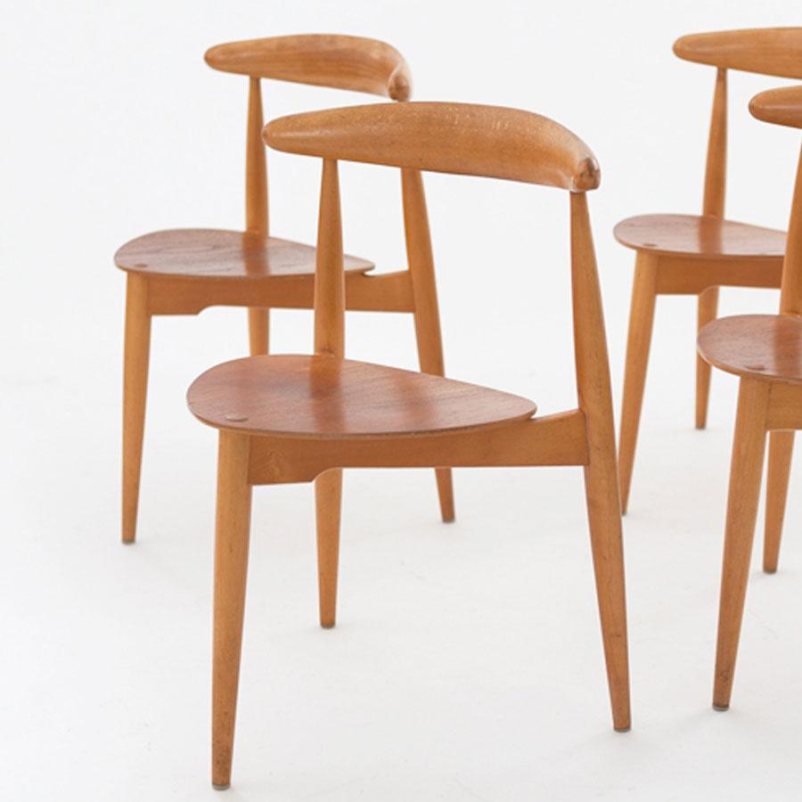 Danish Hans Wegner 1950s round table and six heart chairs set in beech and teak  For Sale