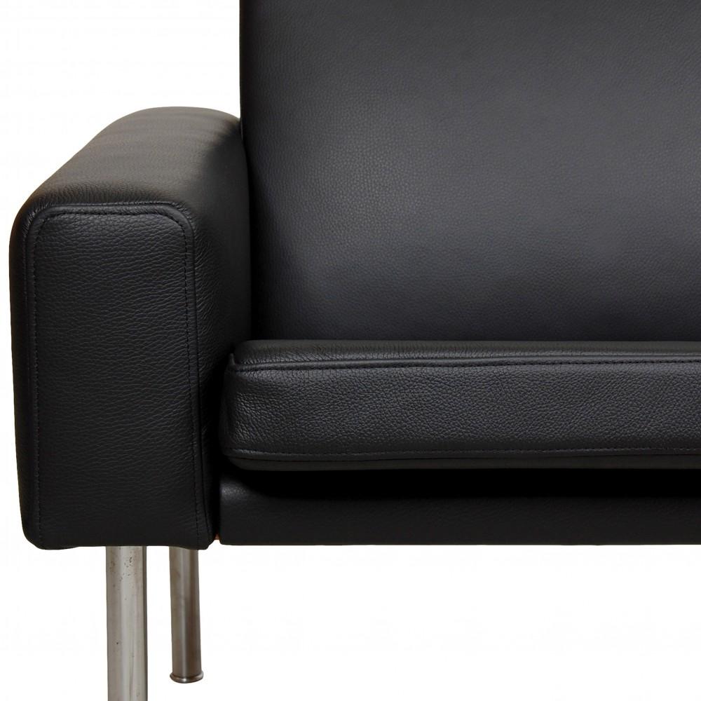 Hans J. Wegner 2-seater Airport sofa model GE-34. The sofa appears newly upholstered with black bison leather and fitted with new foam and cushions.