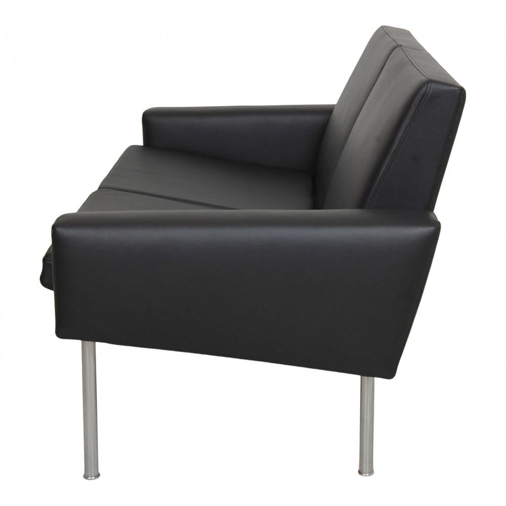 Hans Wegner 2, Pers Airport Sofa Reupholstered with Black Bizon Leather For Sale 1