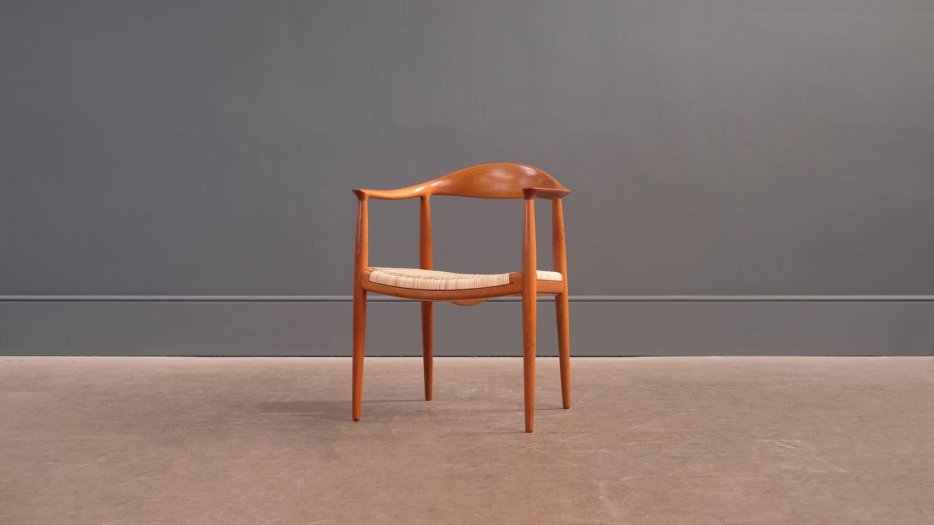 ‘The Chair’ model 501 designed by Hans Wegner for master cabinet maker Johannes Hansen, Copenhagen. Wonderful example of this legendary design in exceptional condition. Beautiful piece.