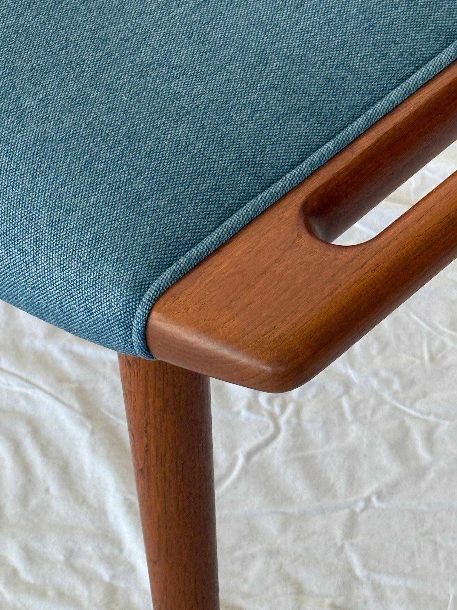 Hans Wegner AP 19 Silla y reposapiés 