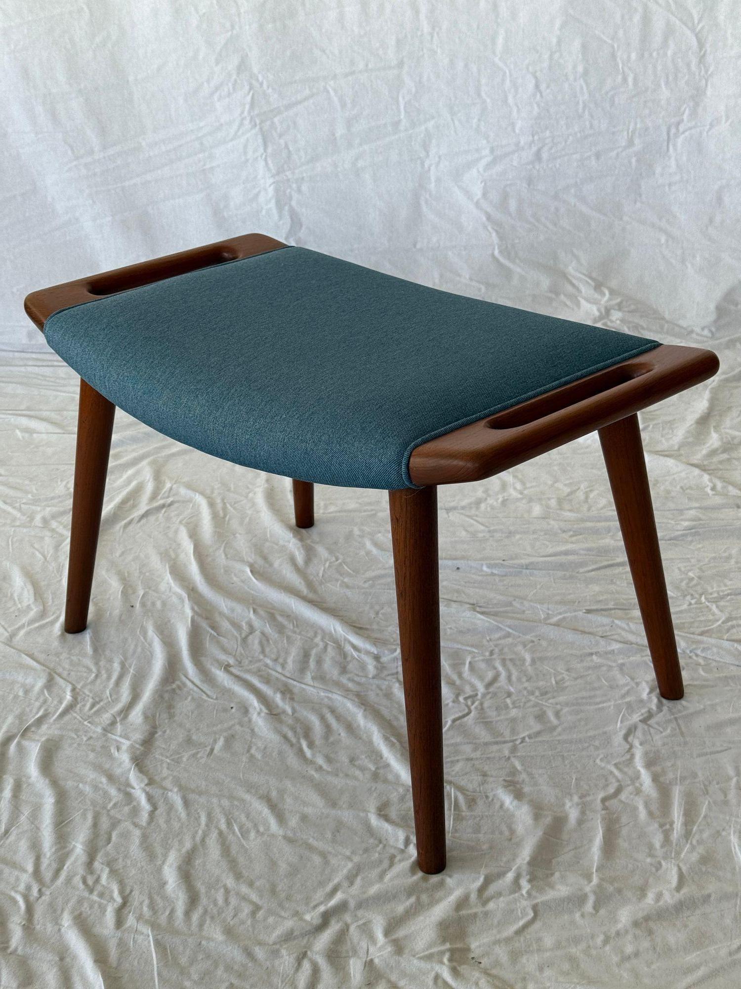 Hans Wegner AP 19 Silla y reposapiés 