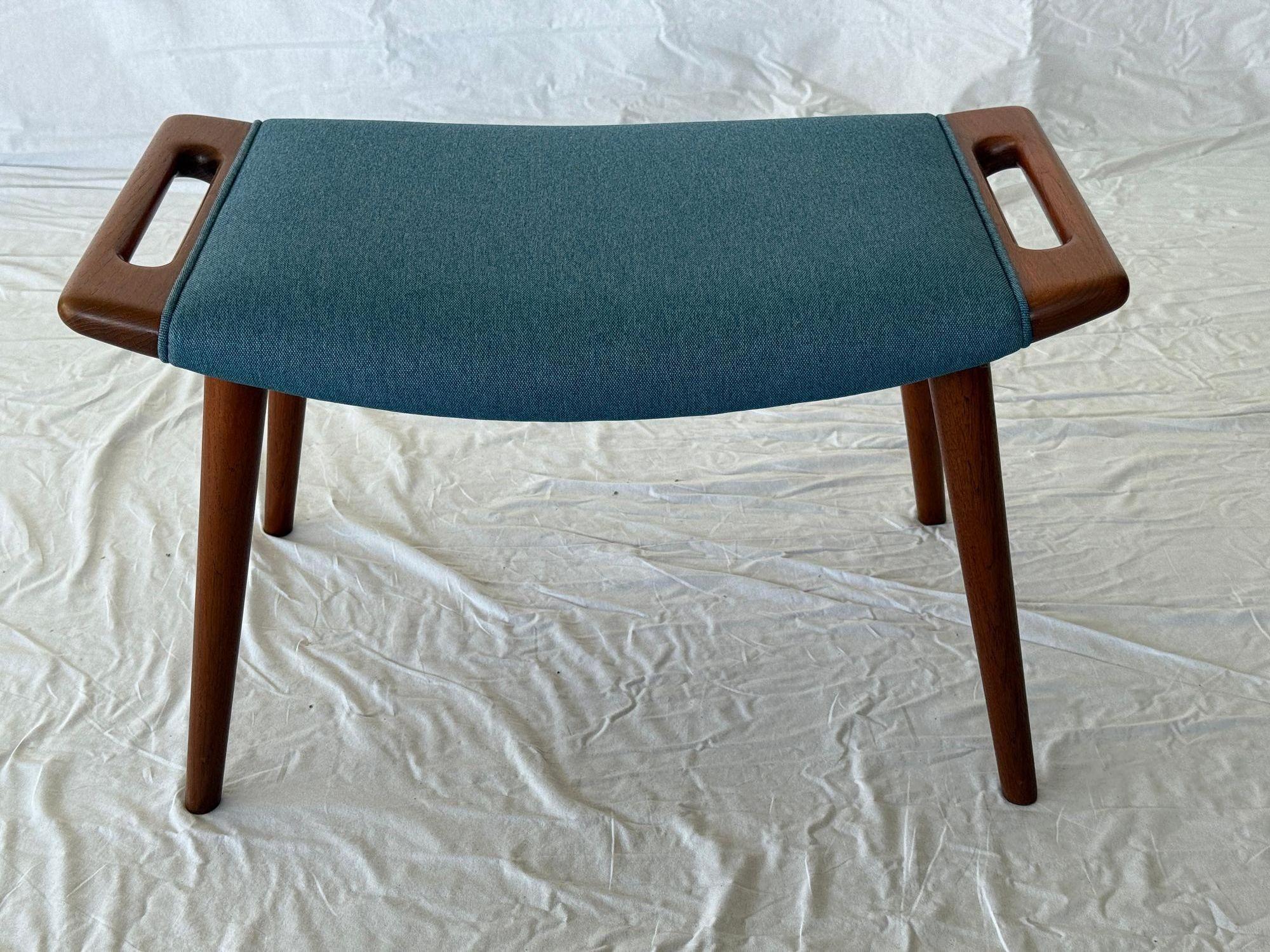 Hans Wegner AP 19 Silla y reposapiés 