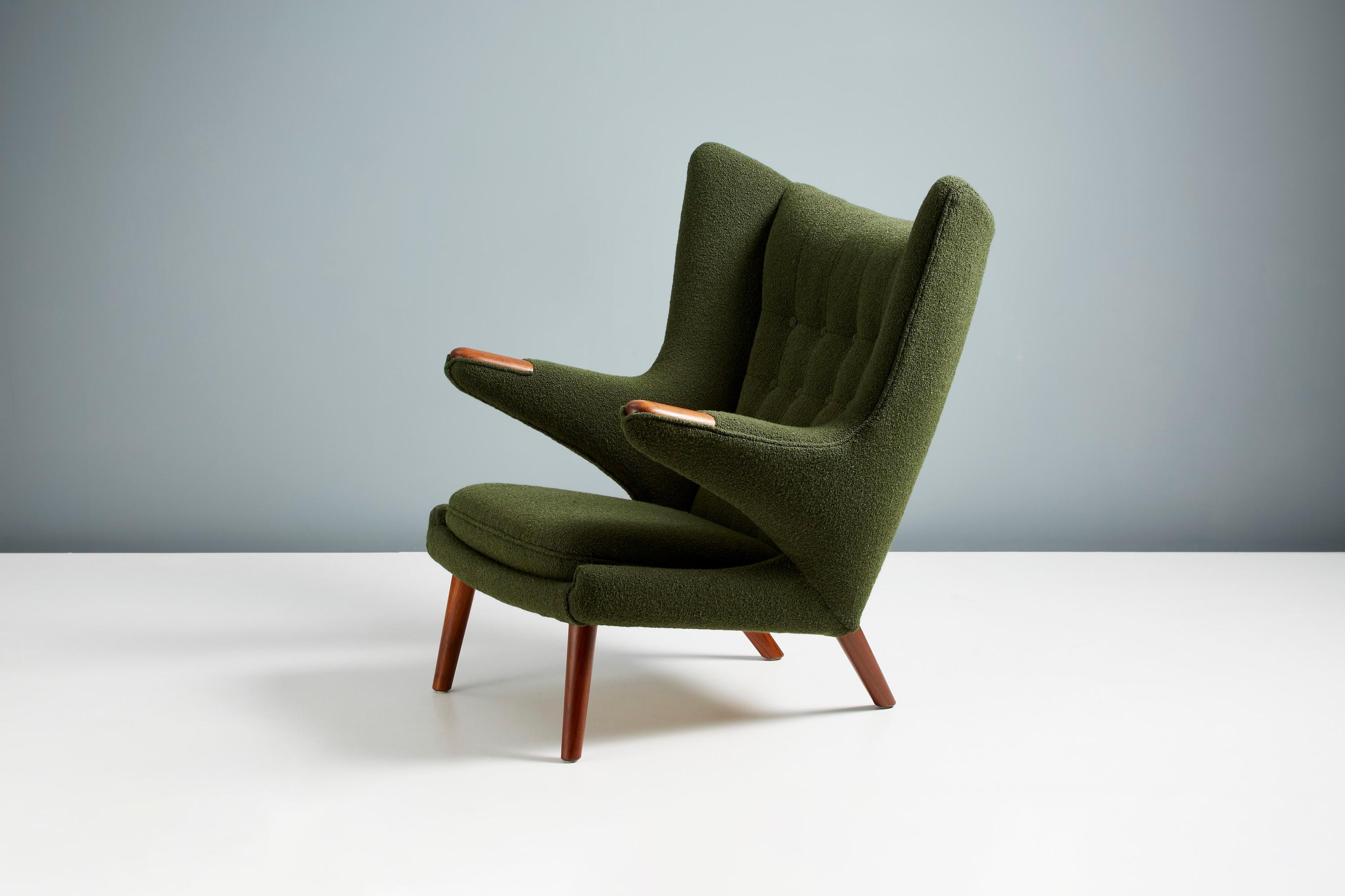 Hans Wegner AP-19 Papa-Bär-Stuhl aus grünem Boucle-Stoff (Skandinavische Moderne) im Angebot