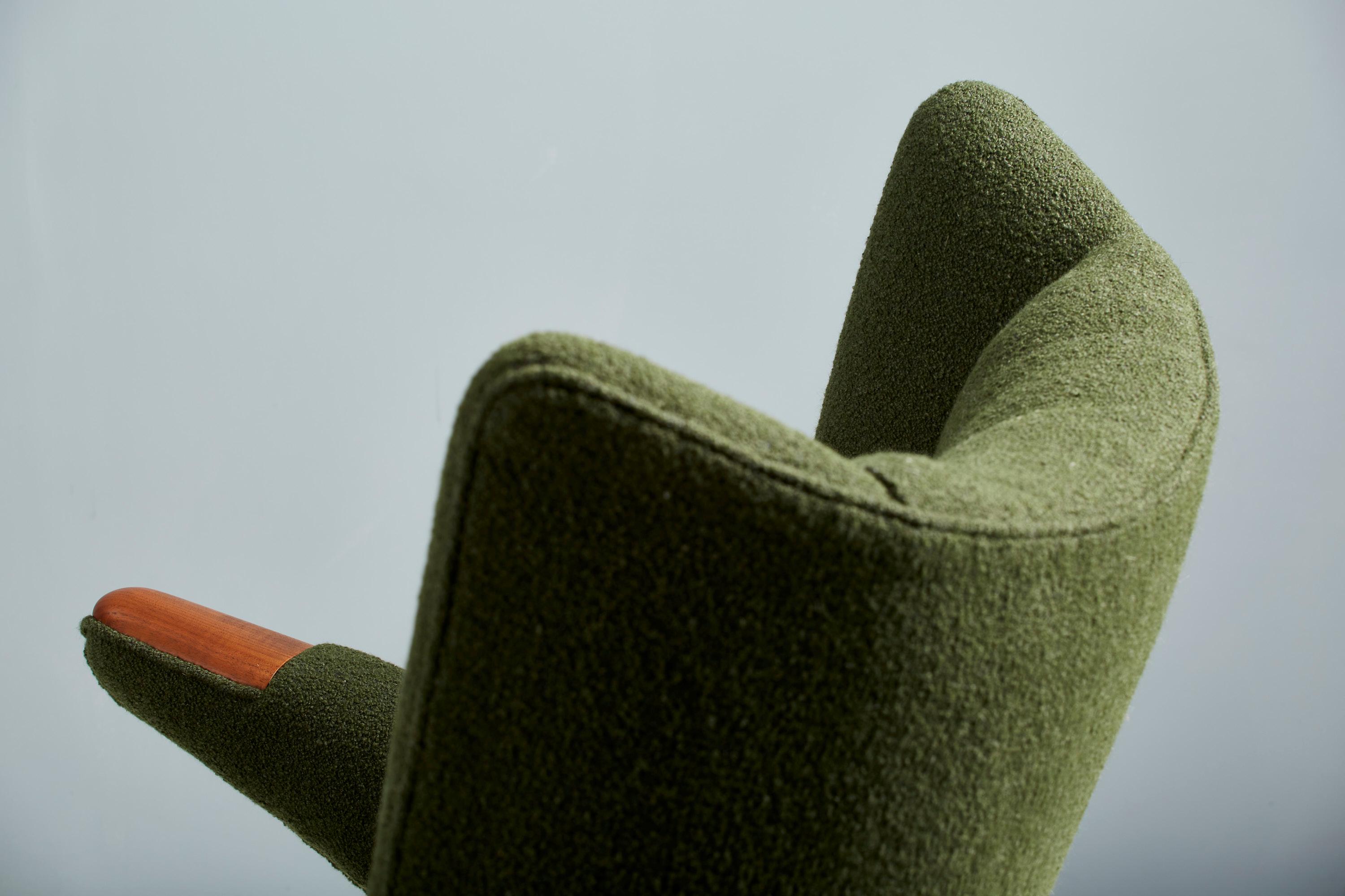 Hans Wegner AP-19 Papa Bear Chair in Green Boucle Fabric In Excellent Condition For Sale In London, GB