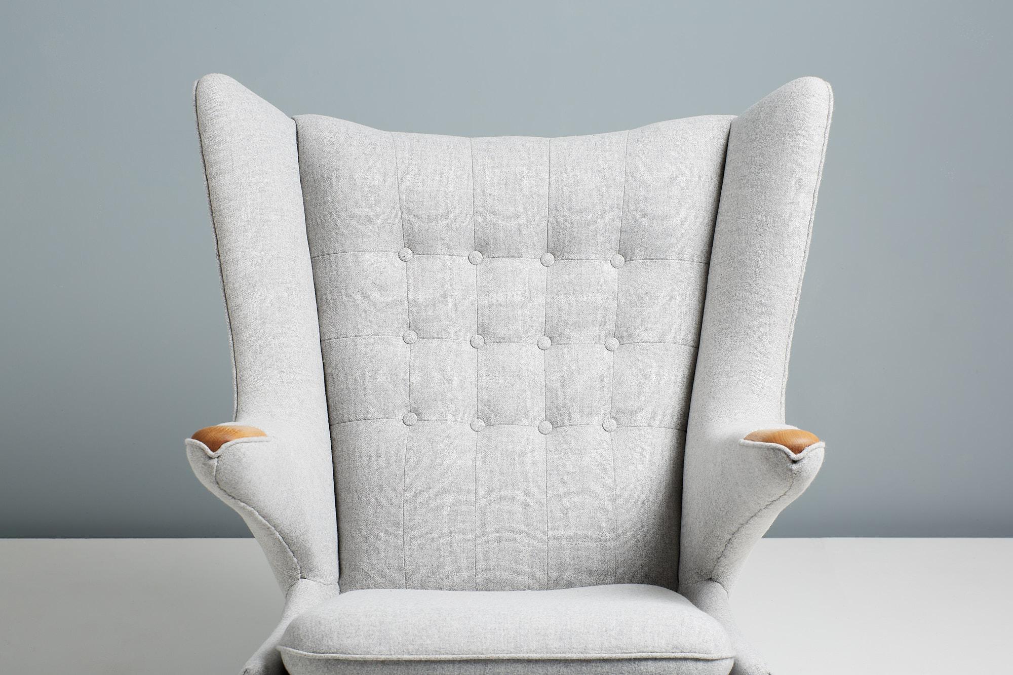 Hans Wegner AP-19 Papa-Bär-Stuhl aus grauem Wollstoff (Skandinavische Moderne) im Angebot
