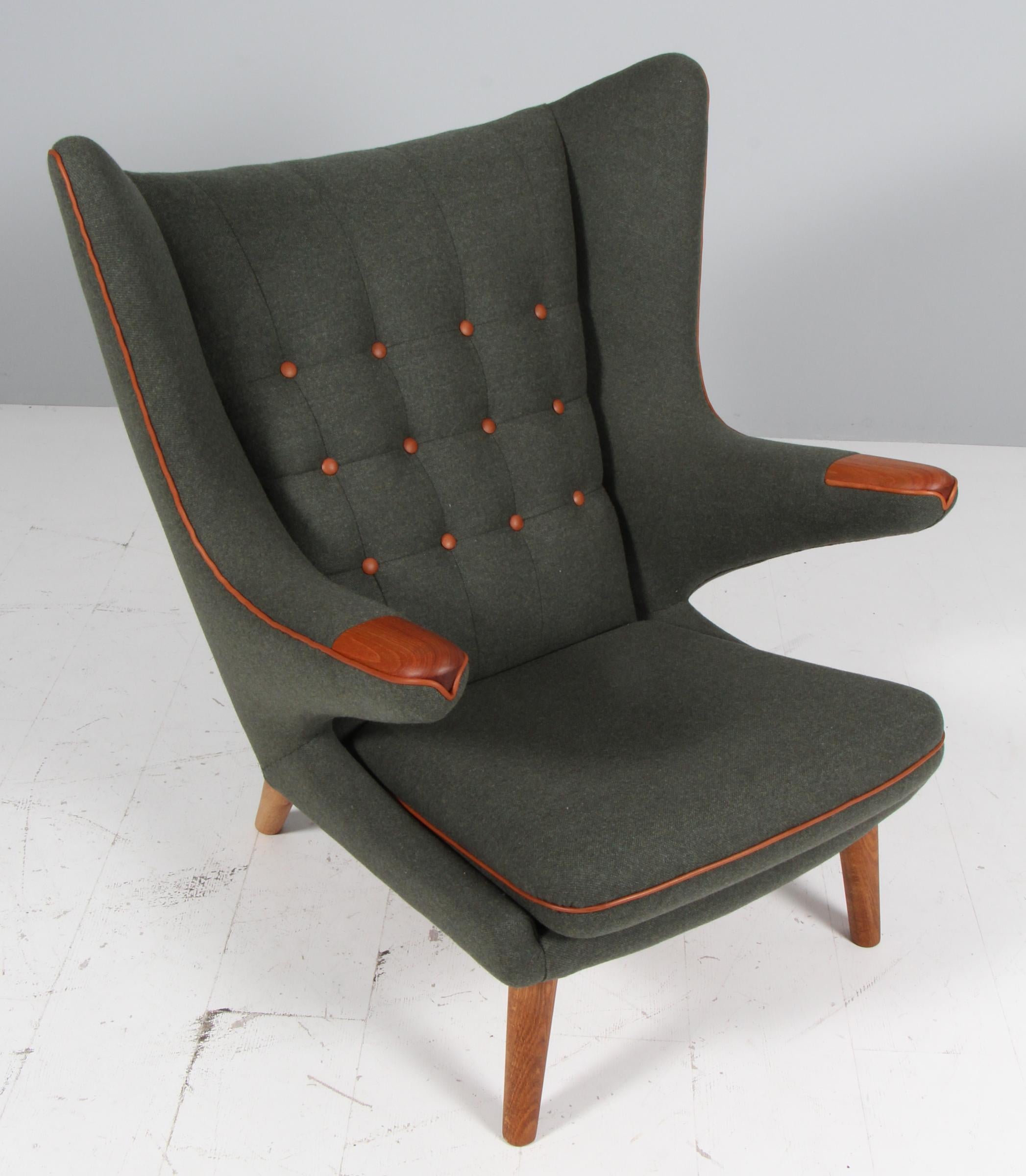 Hans Wegner AP-19 Papa Bear Chair in wool and full grain leather Escandinavo moderno en venta