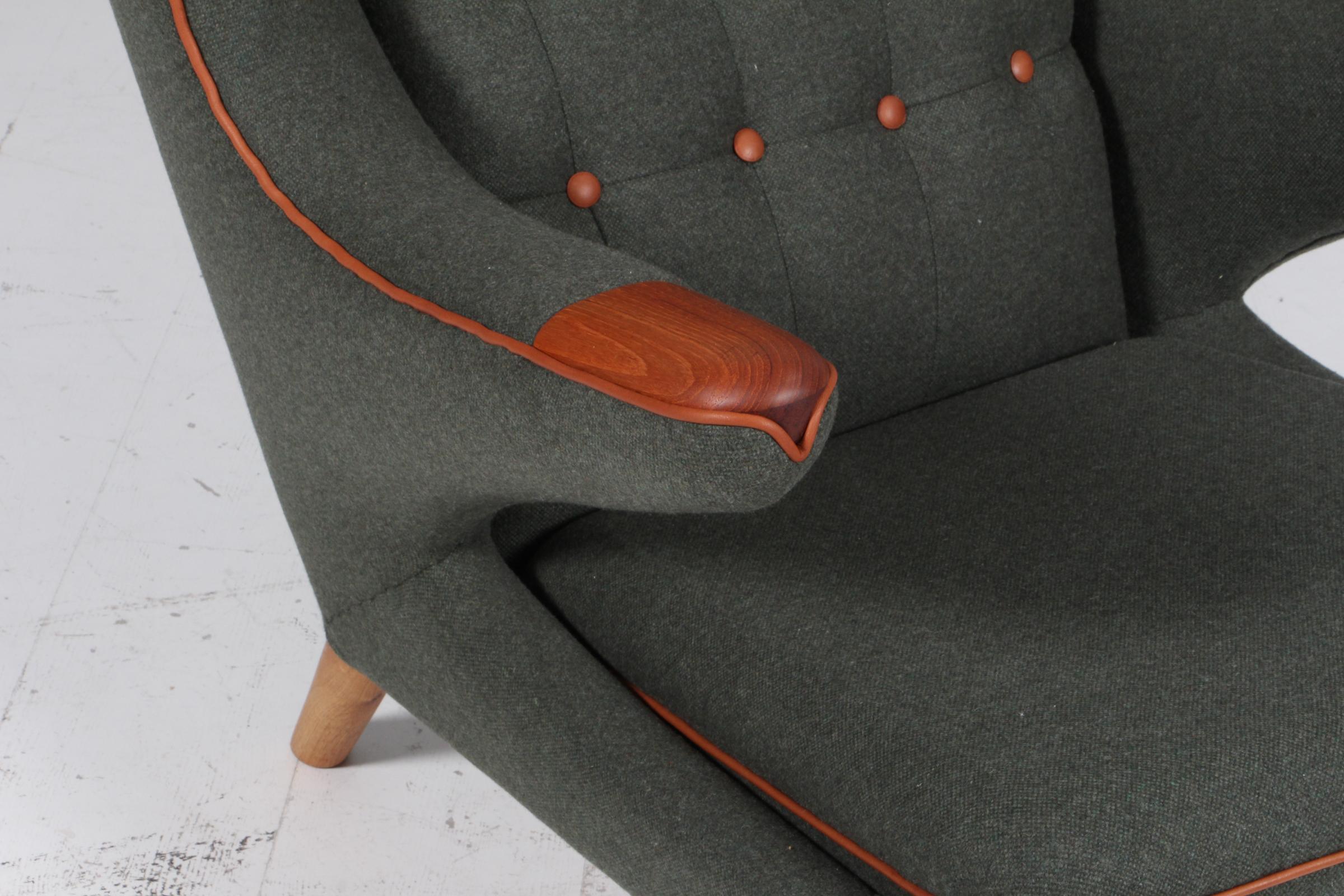 Hans Wegner AP-19 Papa Bear Chair in wool and full grain leather Danés en venta