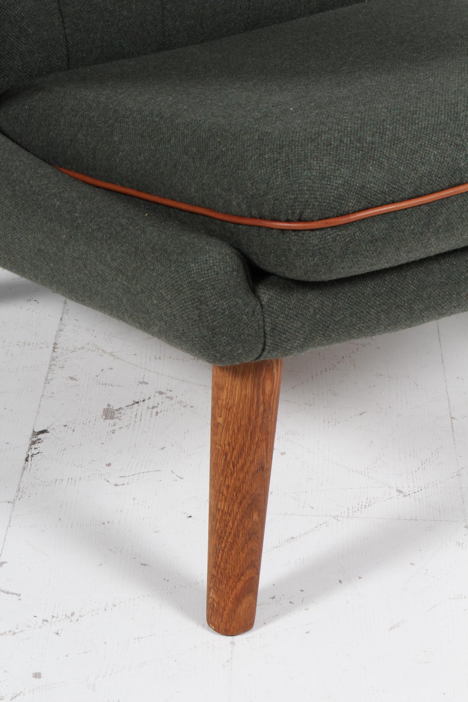 Hans Wegner AP-19 Papa Bear Chair in wool and full grain leather en Excelente estado para la venta en Esbjerg, DK