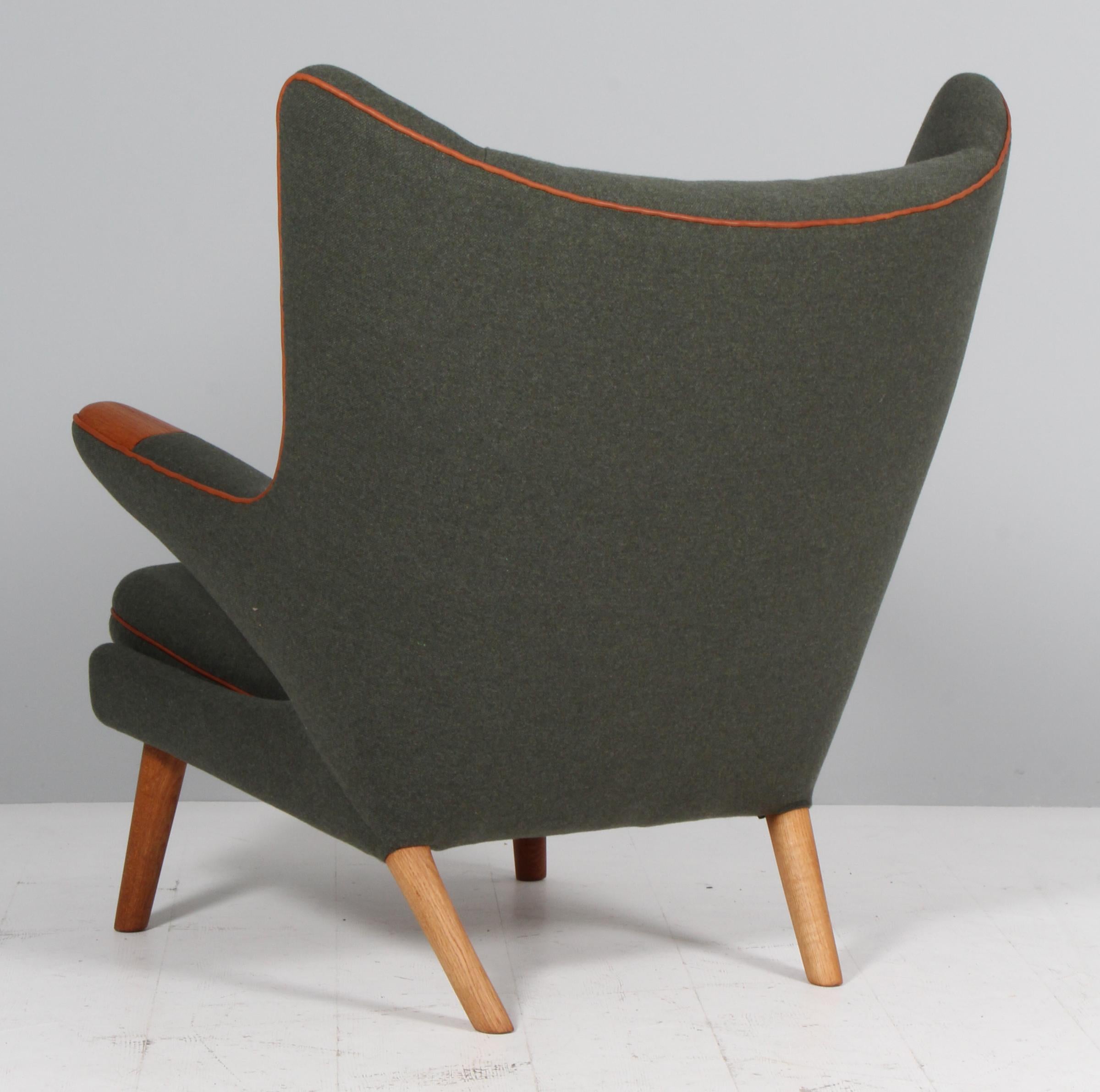 Hans Wegner AP-19 Papa Bear Chair in wool and full grain leather Lana en venta