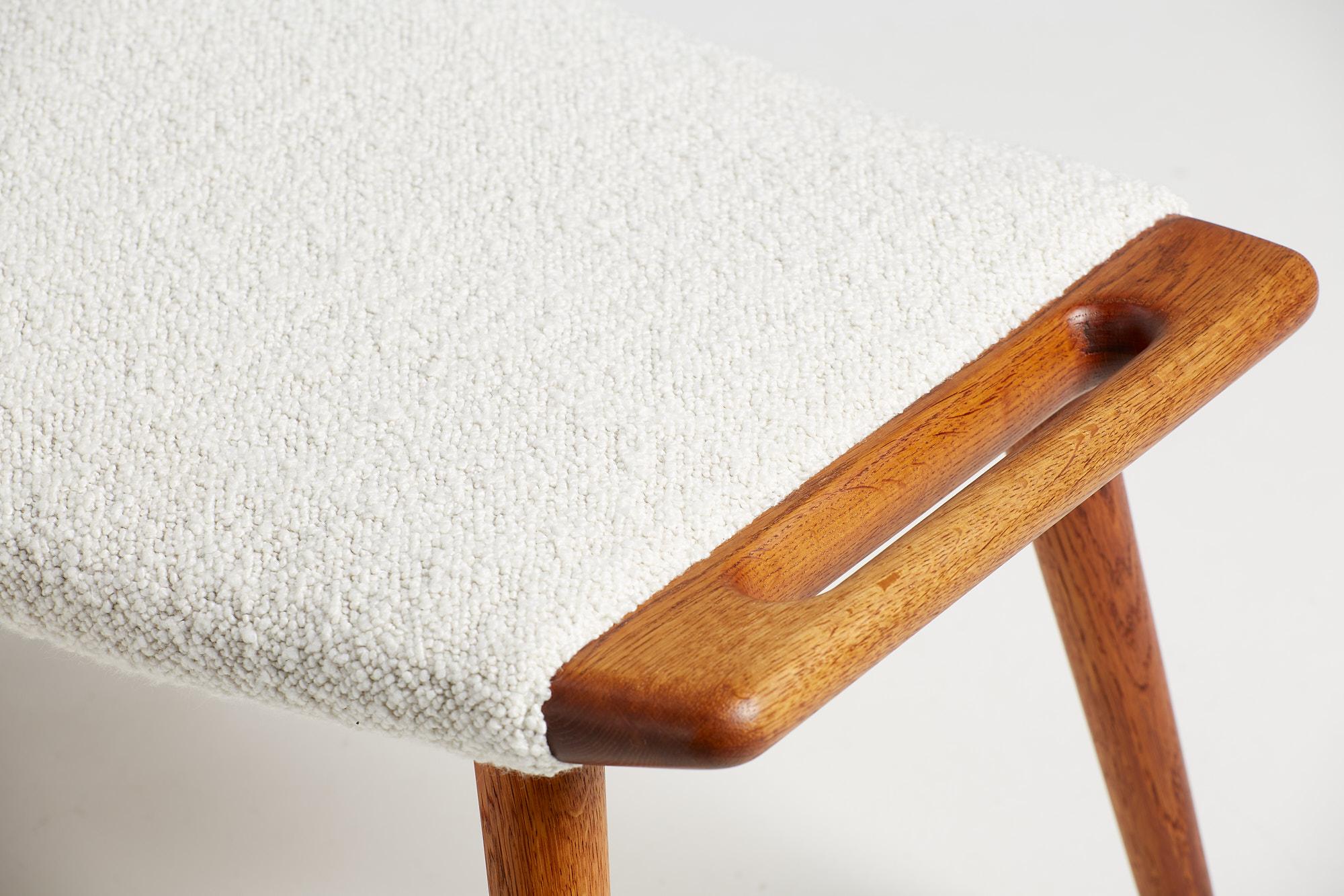 Hans Wegner Ap-29 Papa Bear Ottoman in Oak and Boucle In Good Condition For Sale In London, GB