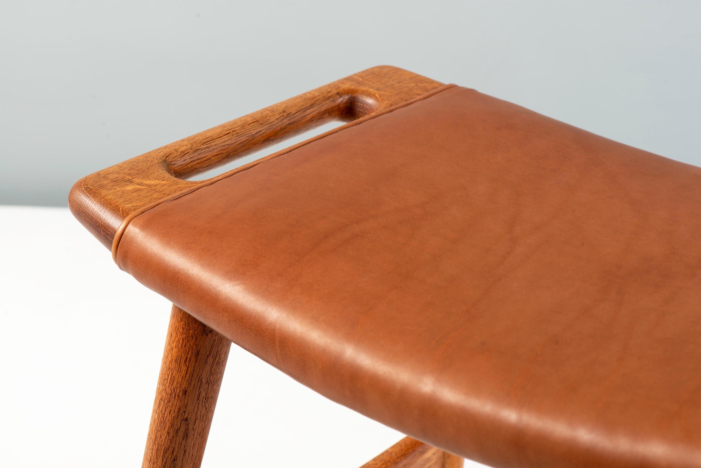 Hans Wegner AP-30 Oak & Leather Piano Stool c1950s In Excellent Condition For Sale In London, GB