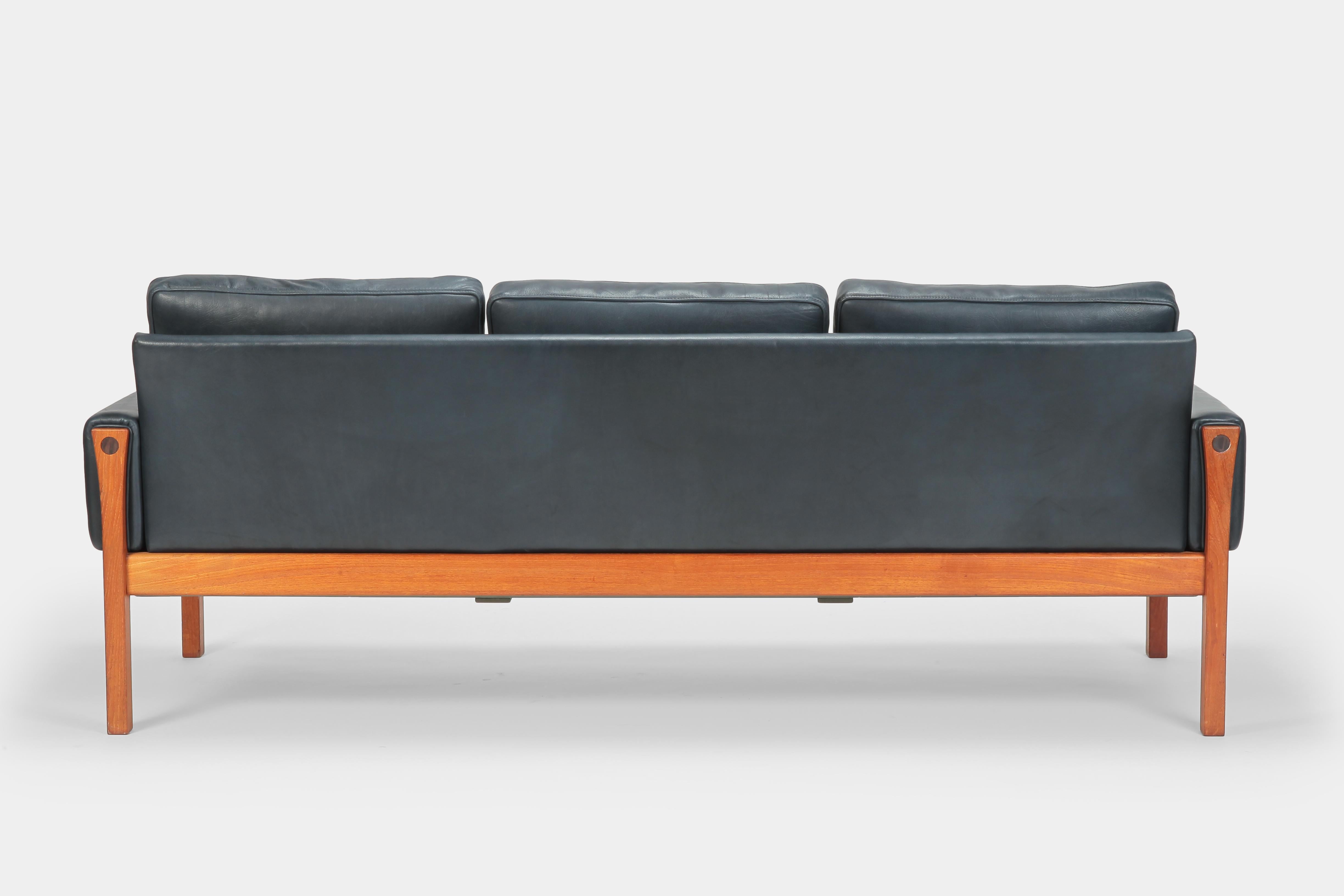 Mid-20th Century Hans Wegner AP 62 Sofa Teak & Leather Denmark, 1960s
