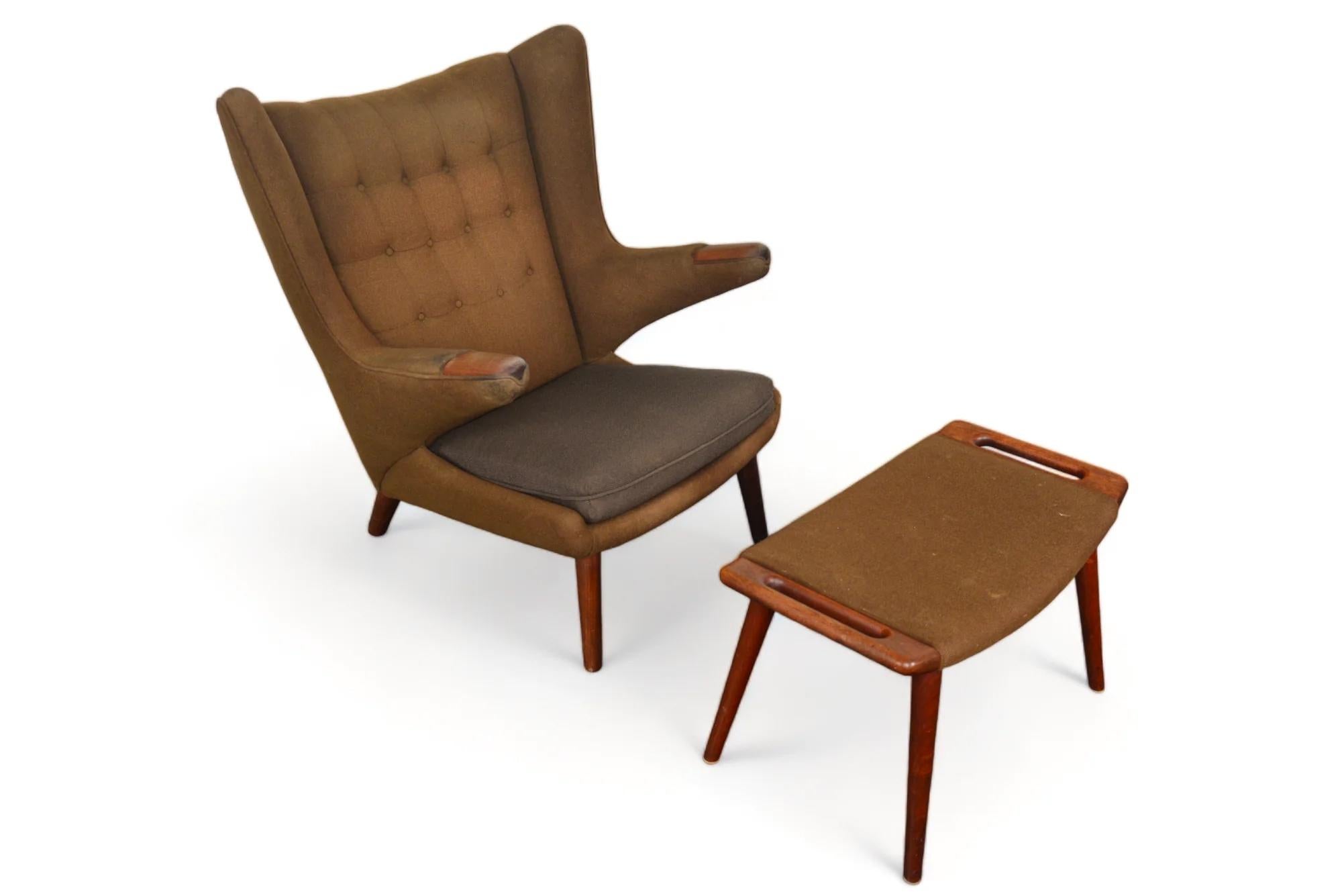 Der 1951 von Hans Wegner für AP Stolen entworfene Papa-Bär-Stuhl ist zu einer Ikone des dänischen Designs geworden.  Er wird hier in unberührtem Zustand zusammen mit der passenden Ottomane (AP29) präsentiert, die vom ursprünglichen Besitzer in den