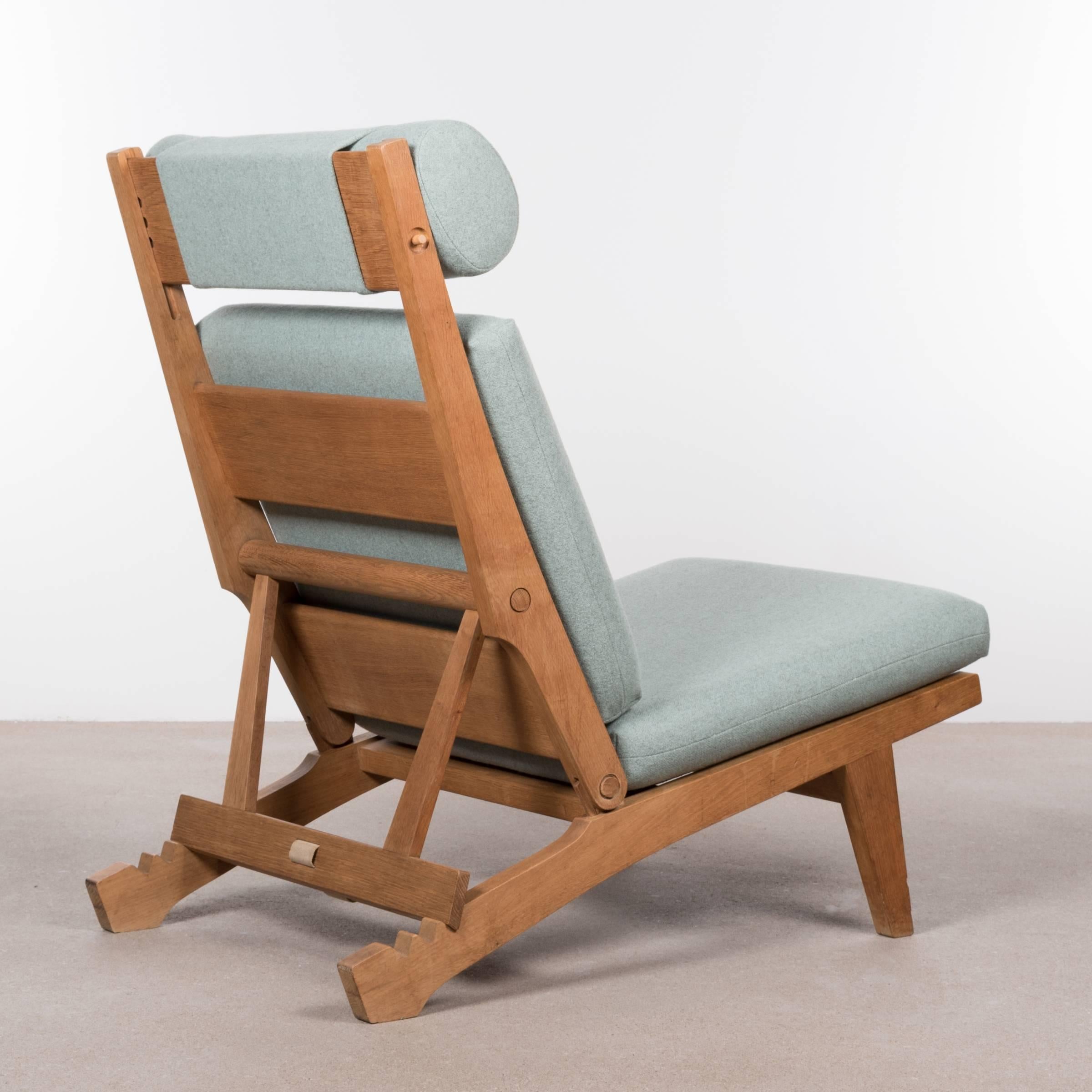 Seltener klappbarer Sessel AP71 von Wegner aus dem Jahr 1968. Verstellbare Rücken- und Kopfstütze in drei Positionen. Massives Eichengestell:: Papierkordel-Sitzfläche und neue Kissen in Farbe nach Wahl (Kvadrat Tonus):: alles in sehr gutem /
