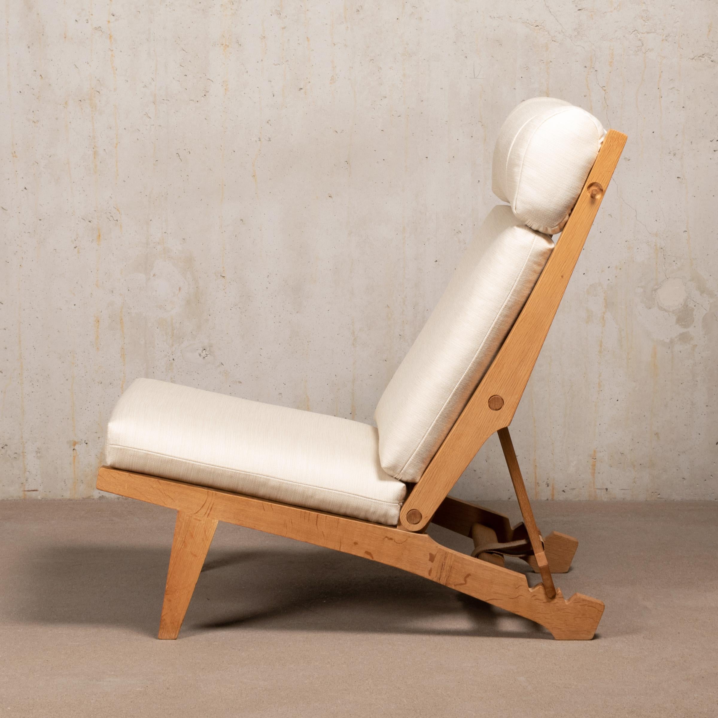 Comfortable Hans Wegner AP71 folding lounge chair designed in 1968 with adjustable back- and headrest in three positions. Solid oak frame with beautiful details. Cushions are reupholstered with Kvadrat Raf Simons Balder wool (0212) with a nice soft