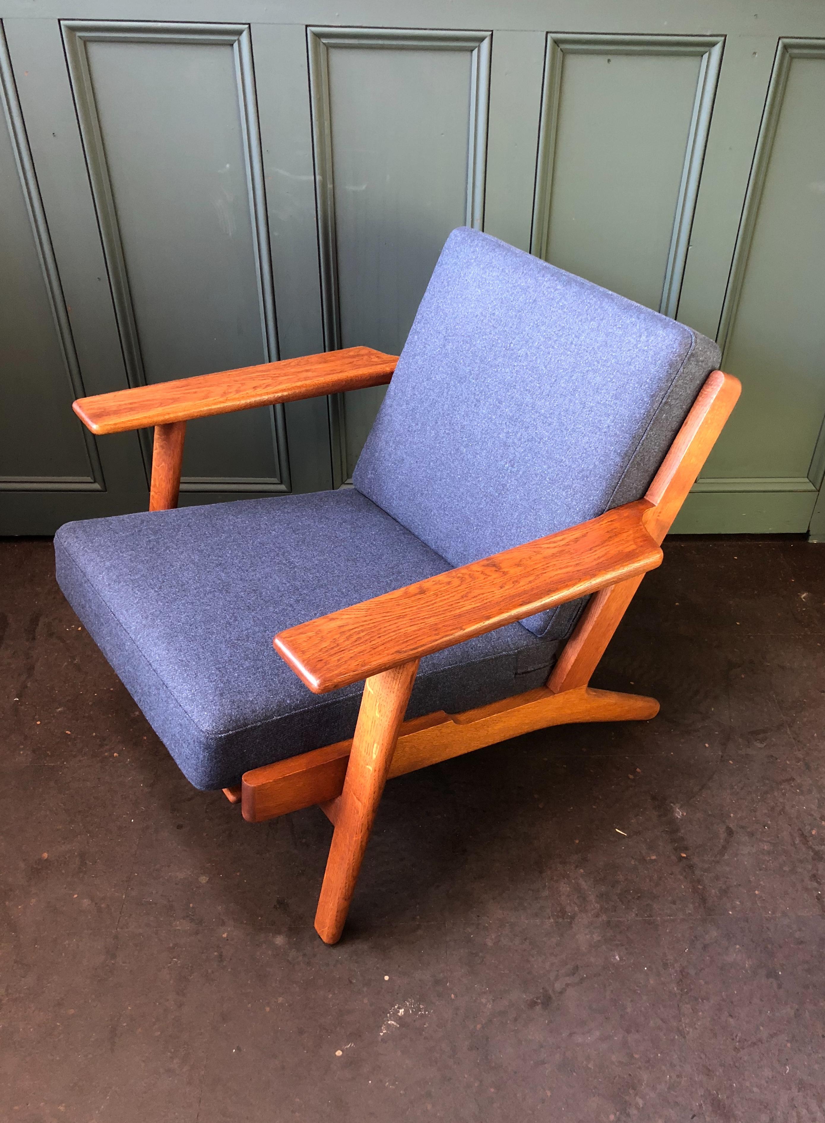 An original 1950’s GETAMA ge290 lounge chair by Hans Wegner. This chair has been fully refurbished and reupholstered in a fabric sympathetic to its heritage. European oak frame with metal sprung cushions. Original makers and designers stamps still