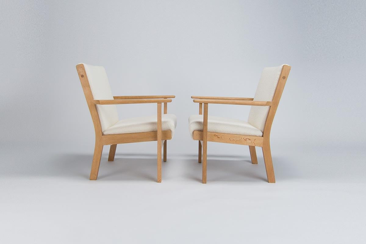 Une belle paire de fauteuils Hans Wegner en chêne fabriqués par GETAMA dans les années 1960. D'un design simple et élégant de l'un des plus grands designers de l'époque, Hans Wegner, ces chaises ont reçu une nouvelle finition au savon danois