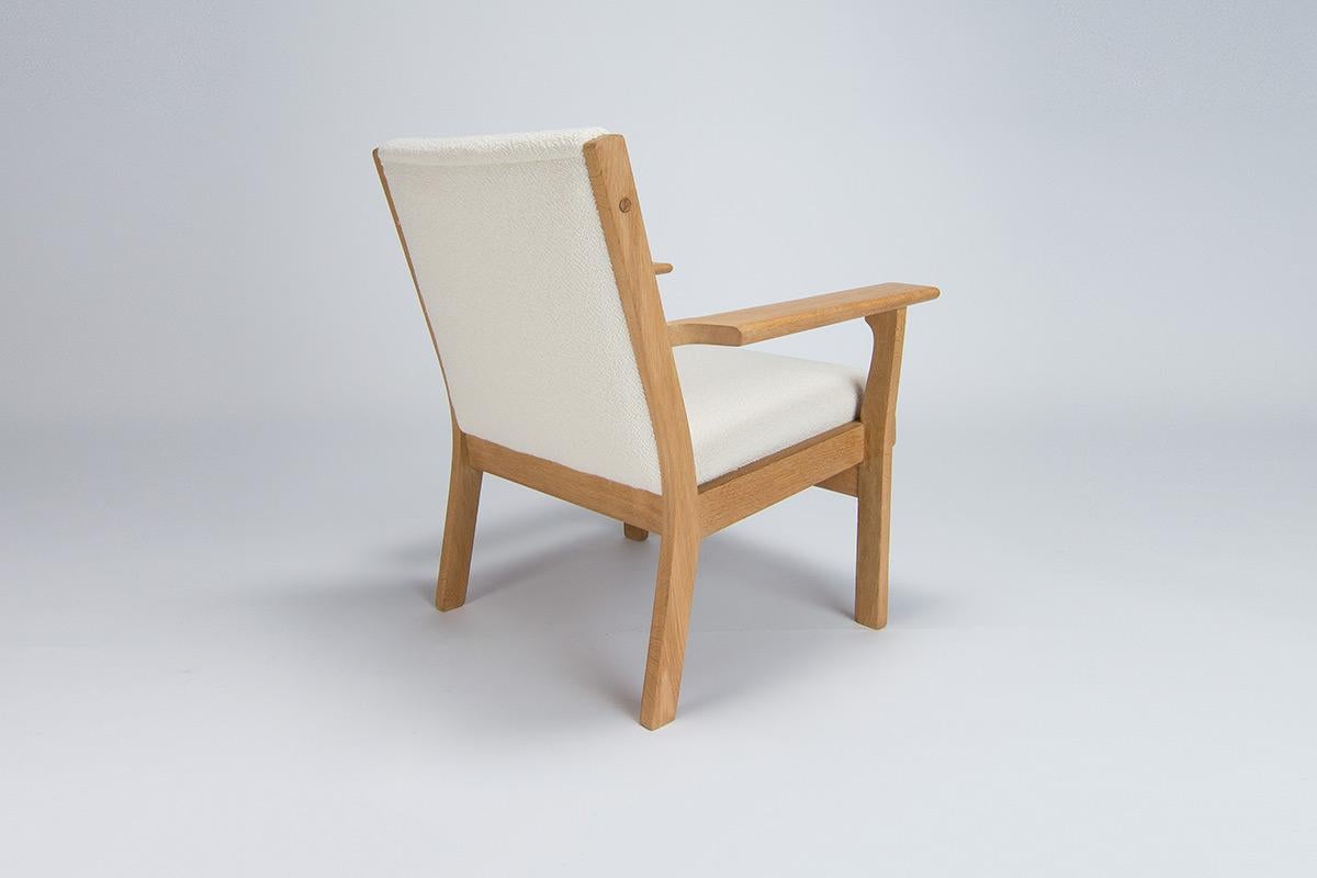Danois Fauteuils Hans Wegner en Oak &  Boucle de laine crème par Getama, danois, années 1960 en vente
