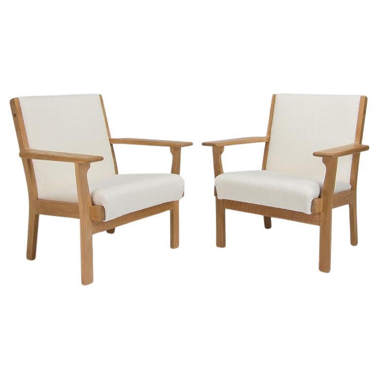 Sillones Hans Wegner en Roble &  Boucle de lana crema de Getama, Danés años 60