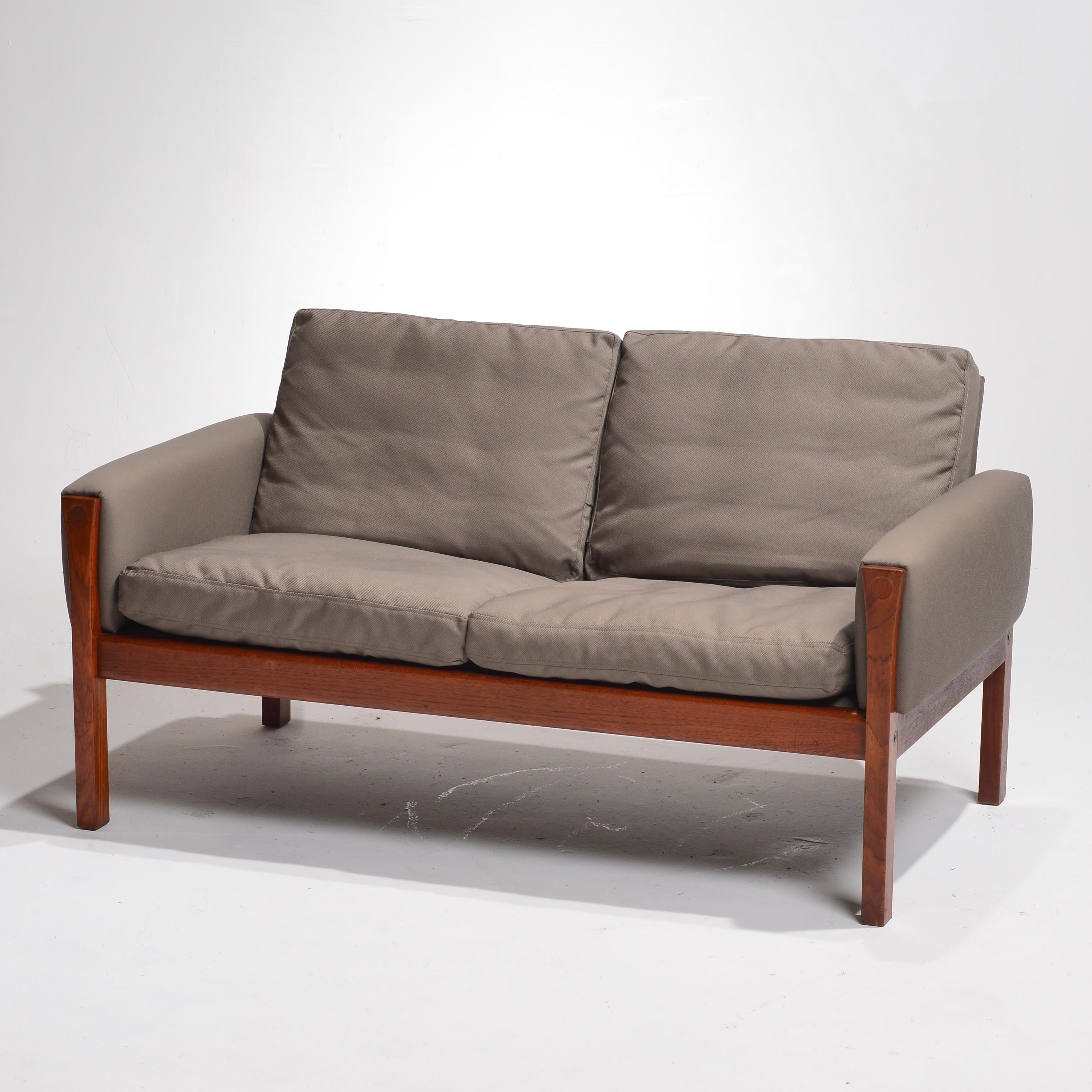 Introducing the Hans Wegner/Arne Poulsen loveseat, Model AP62! 

The Hans Wegner/Arne Poulsen Loveseat, Model AP62, is a true masterpiece that embodies the visionary designs of two legendary Danish designers, Hans Wegner and Arne Poulsen. This