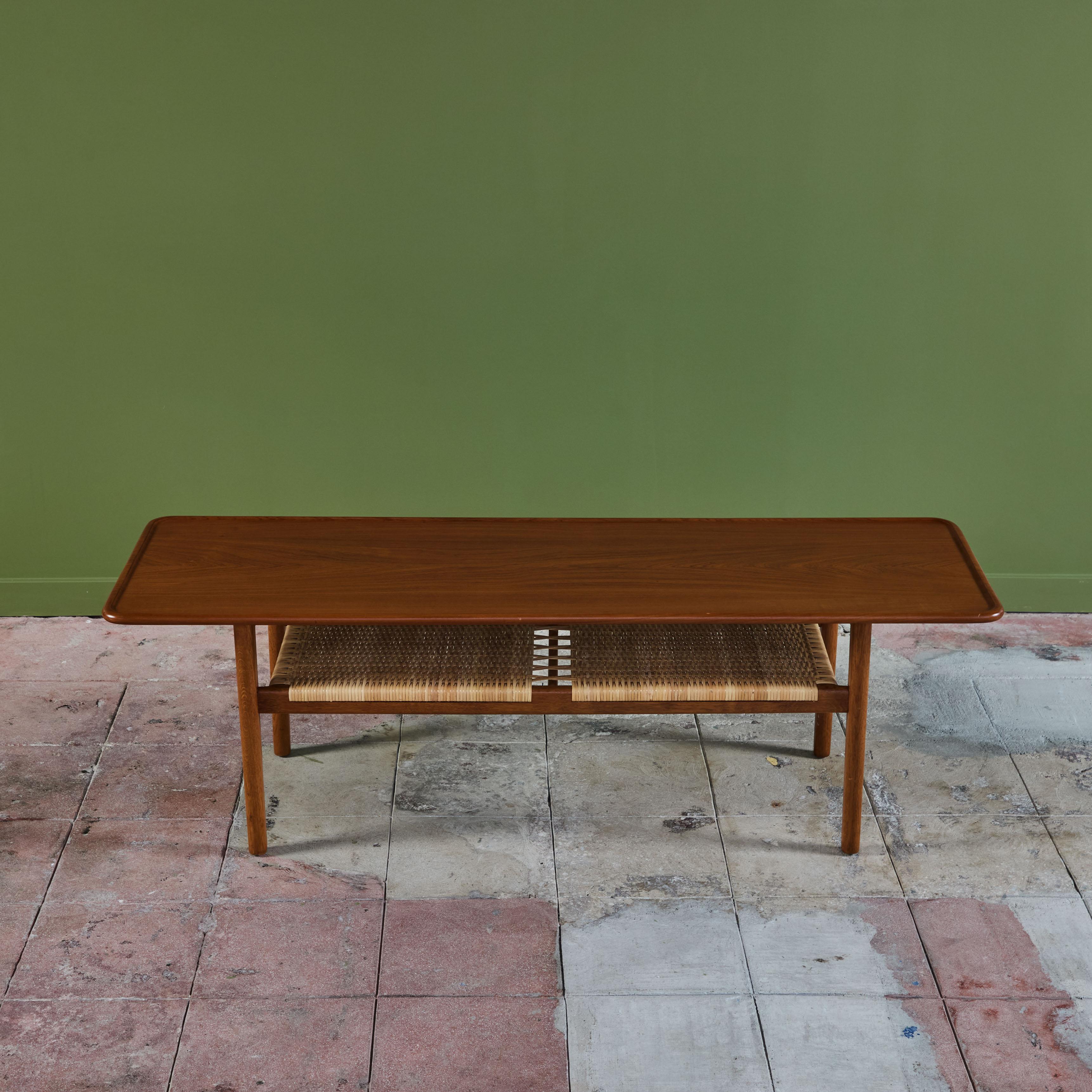 Milieu du XXe siècle Table basse AT-10 avec étagère en rotin de Hans Wegner pour Andreas Tuck en vente