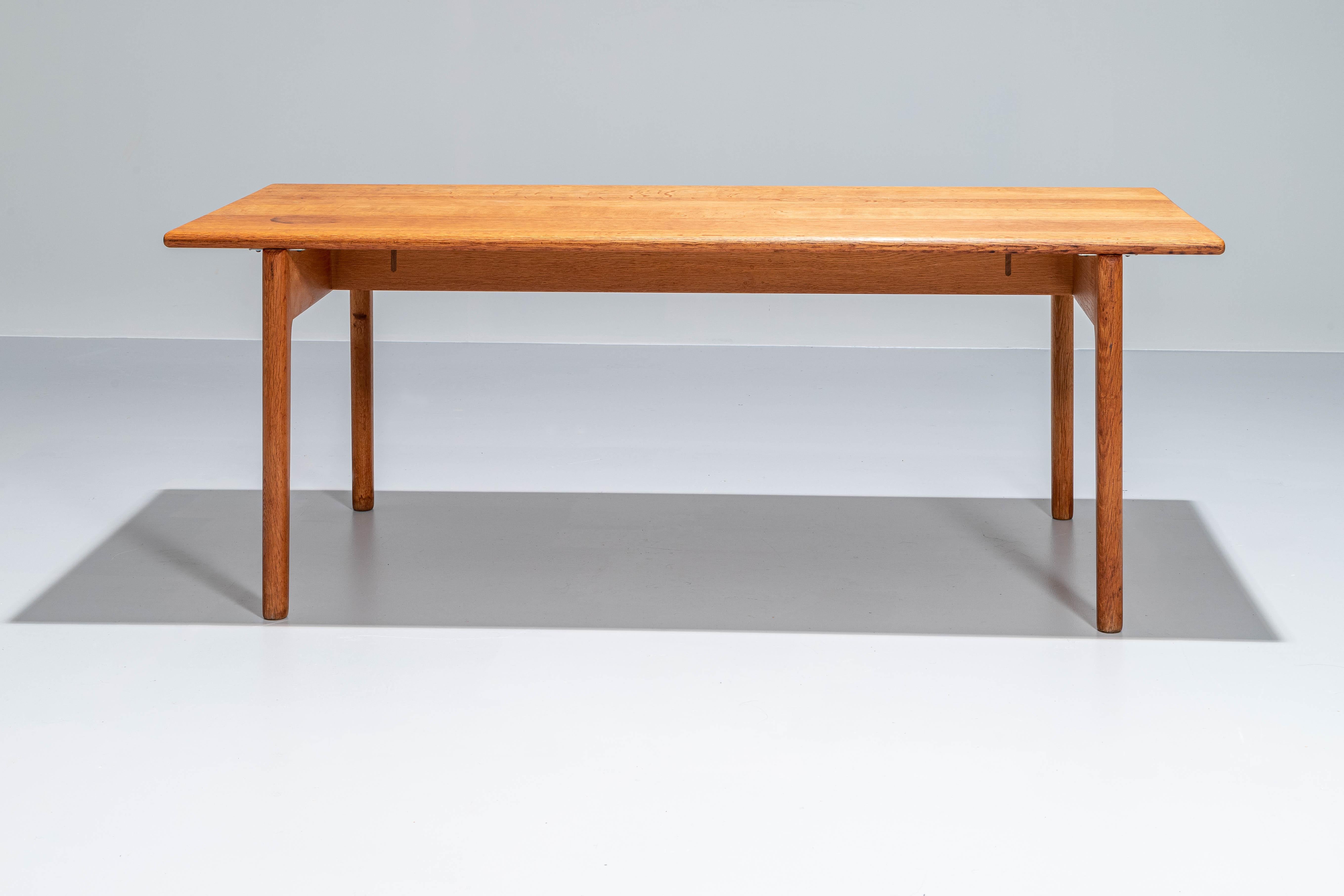 Coffee table AT-15 by Hans Wegner for Andreas Tuck in solid oak.

A robust yet elegant blonde coffee table in untreated and solid oak. Typical Danish grace in design of this piece with its proportions and rounded shapes. A thin solid oak top on a