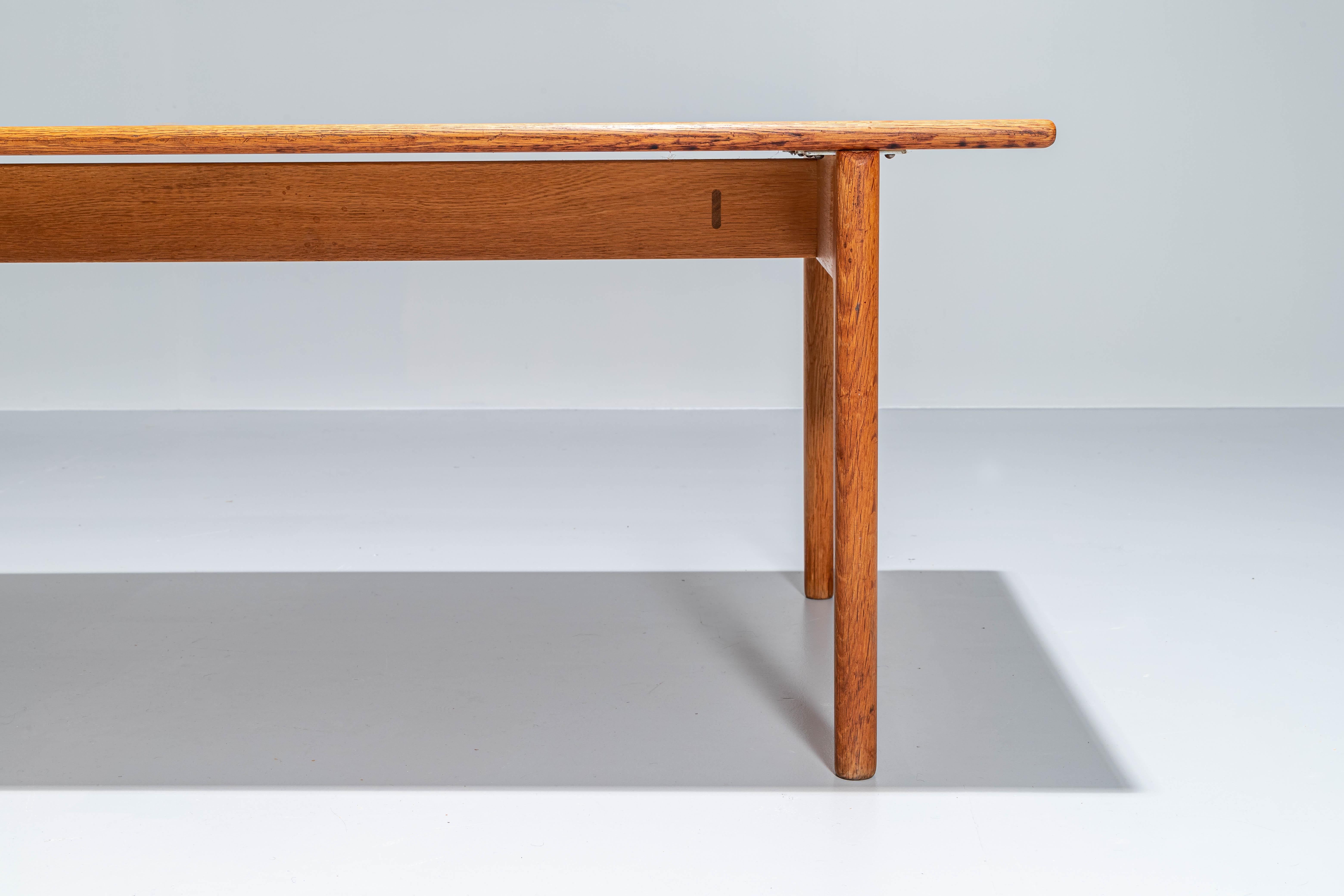 Hans Wegner AT-15 Coffee Table by Andreas Tuck in solid Oak, Denmark, 1960's In Good Condition For Sale In Amsterdam, NL