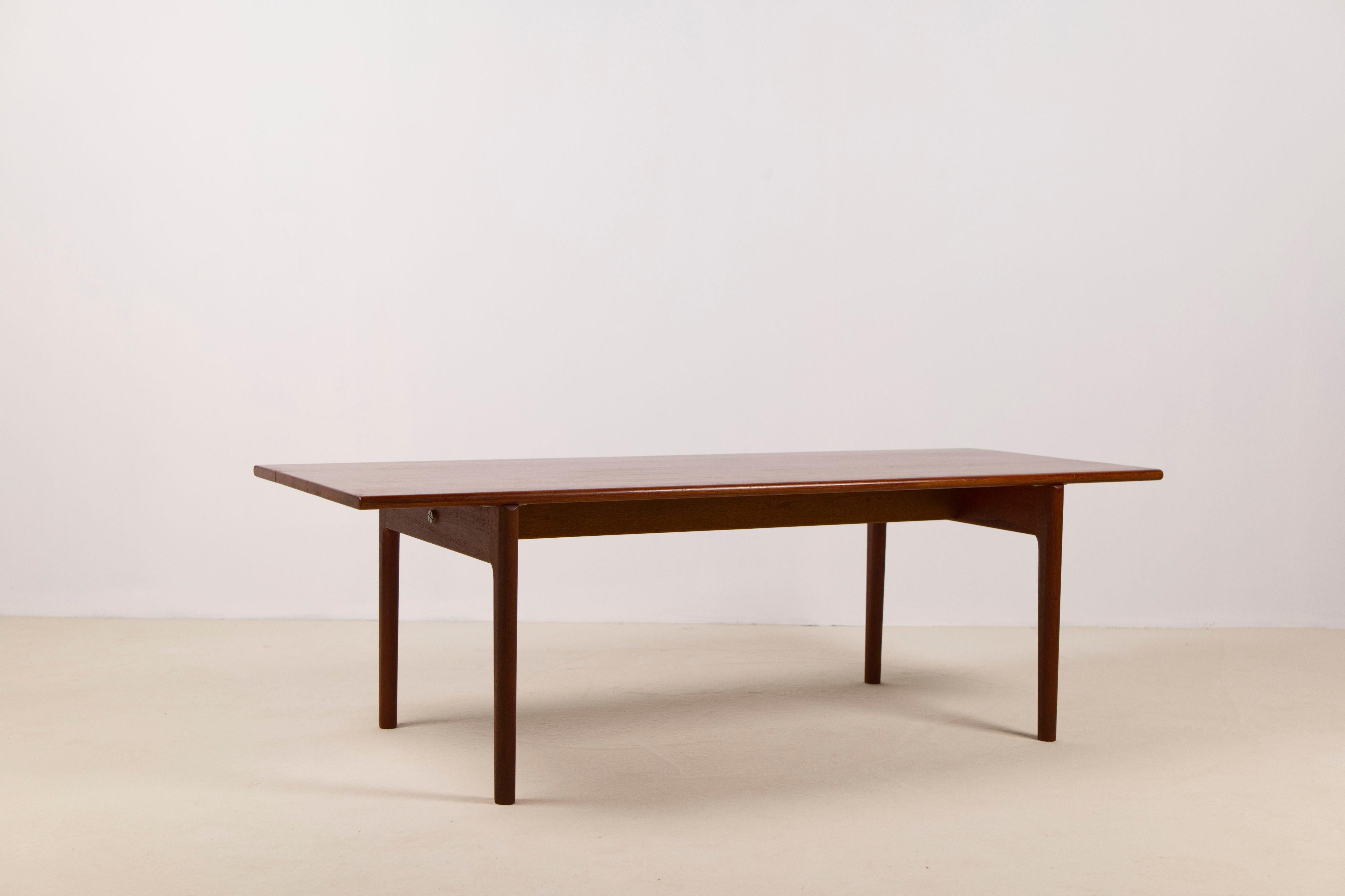 Minimaliste et élégante, table basse en teck et chêne huilé de Hans J. Wegner, modèle AT15 produit par Andreas Tuck.

Les matériaux utilisés pour cette table basse sont du bois massif de teck et de chêne et de l'acier, la menuiserie est une