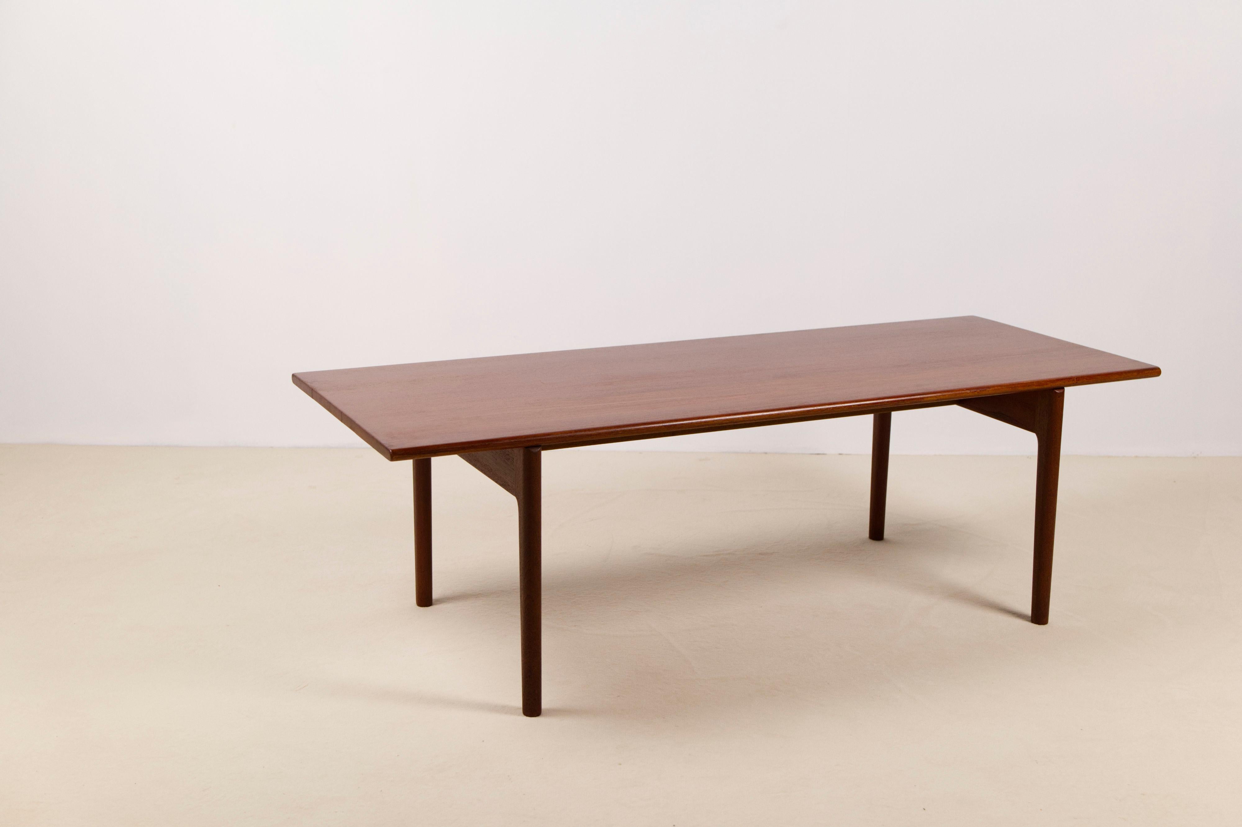 Scandinave moderne Table basse Hans Wegner AT-15 en teck et Oak massif pour Andreas Tuck en vente