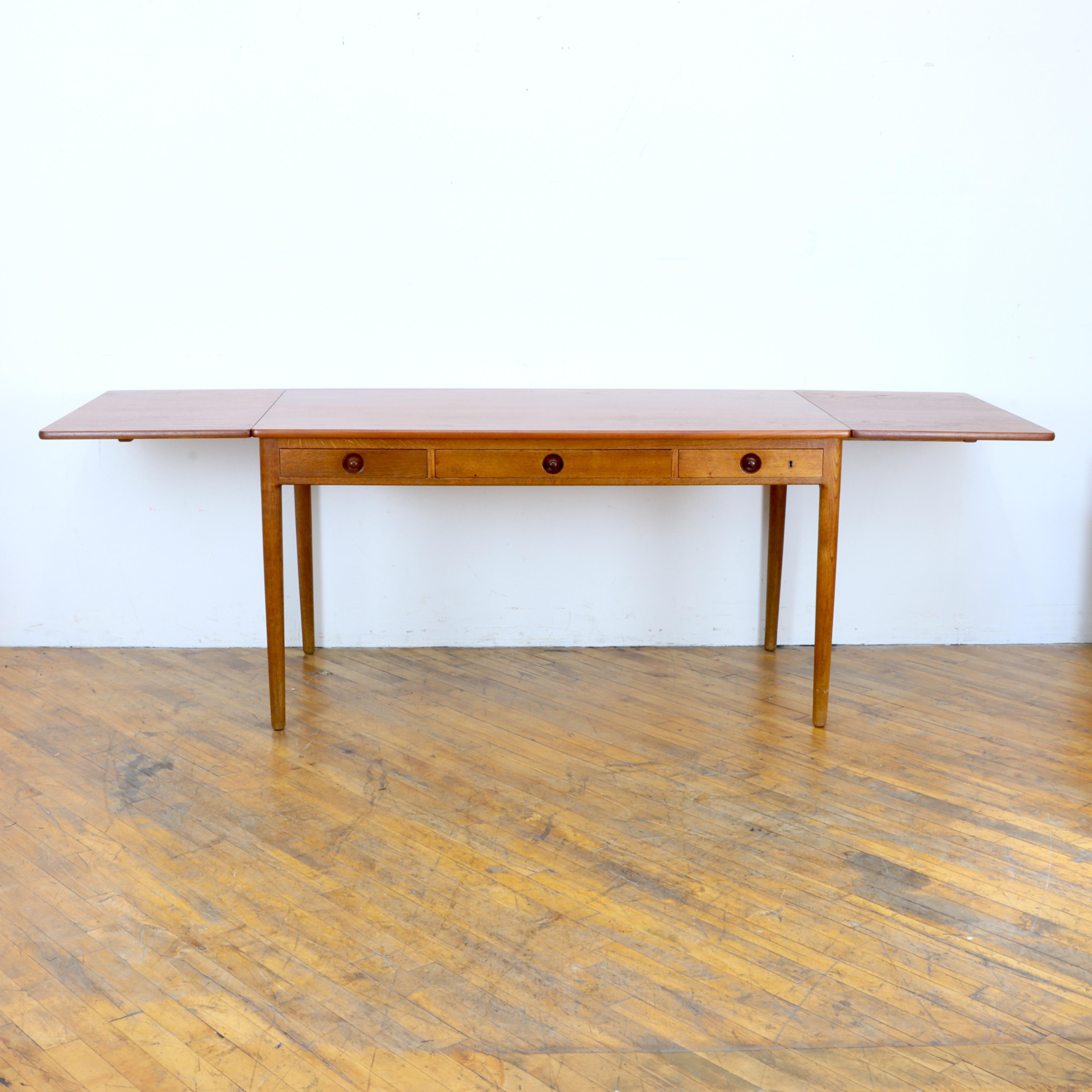 Hans Wegner AT-305 Schreibtisch (Moderne der Mitte des Jahrhunderts) im Angebot