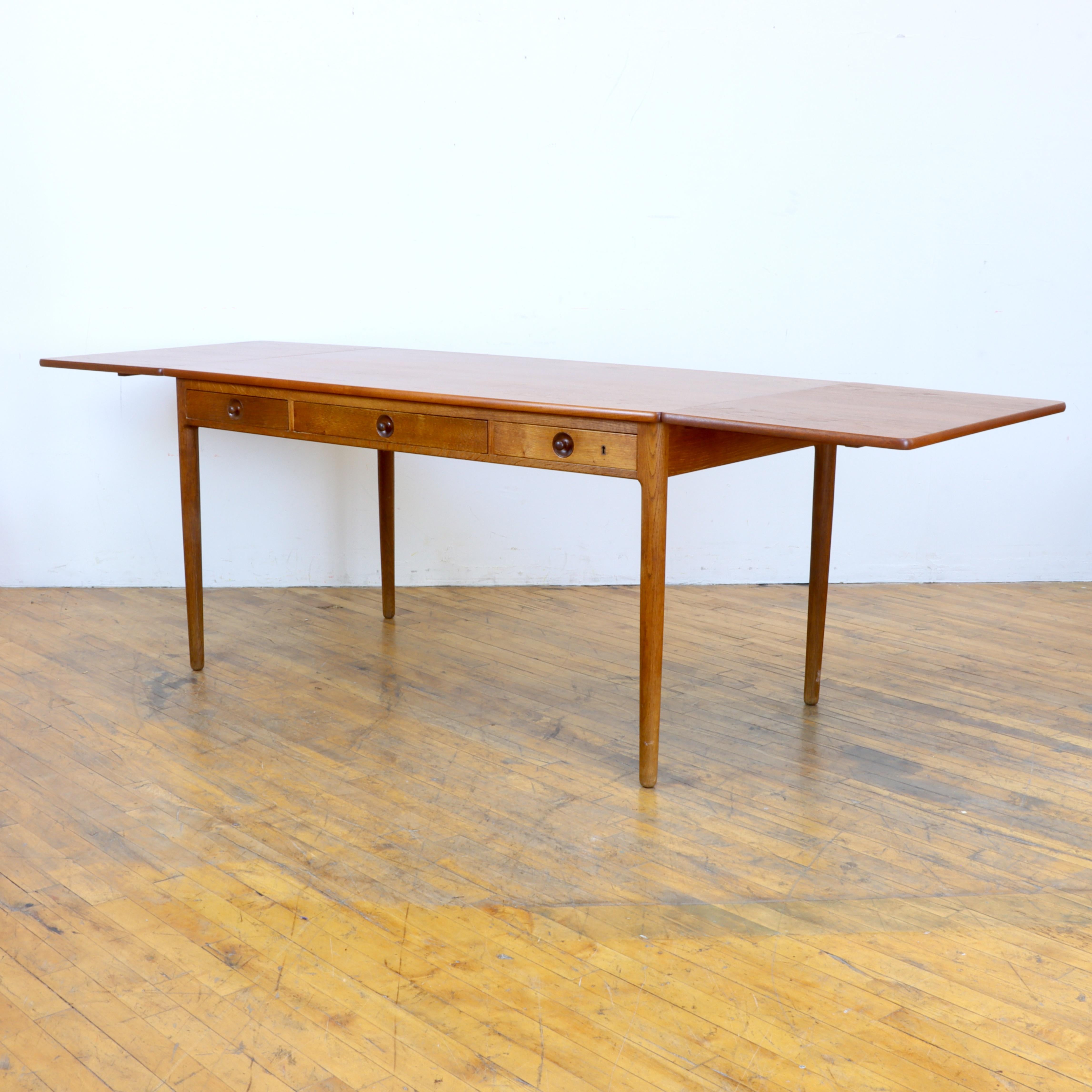 Hans Wegner AT-305 Schreibtisch (Dänisch) im Angebot