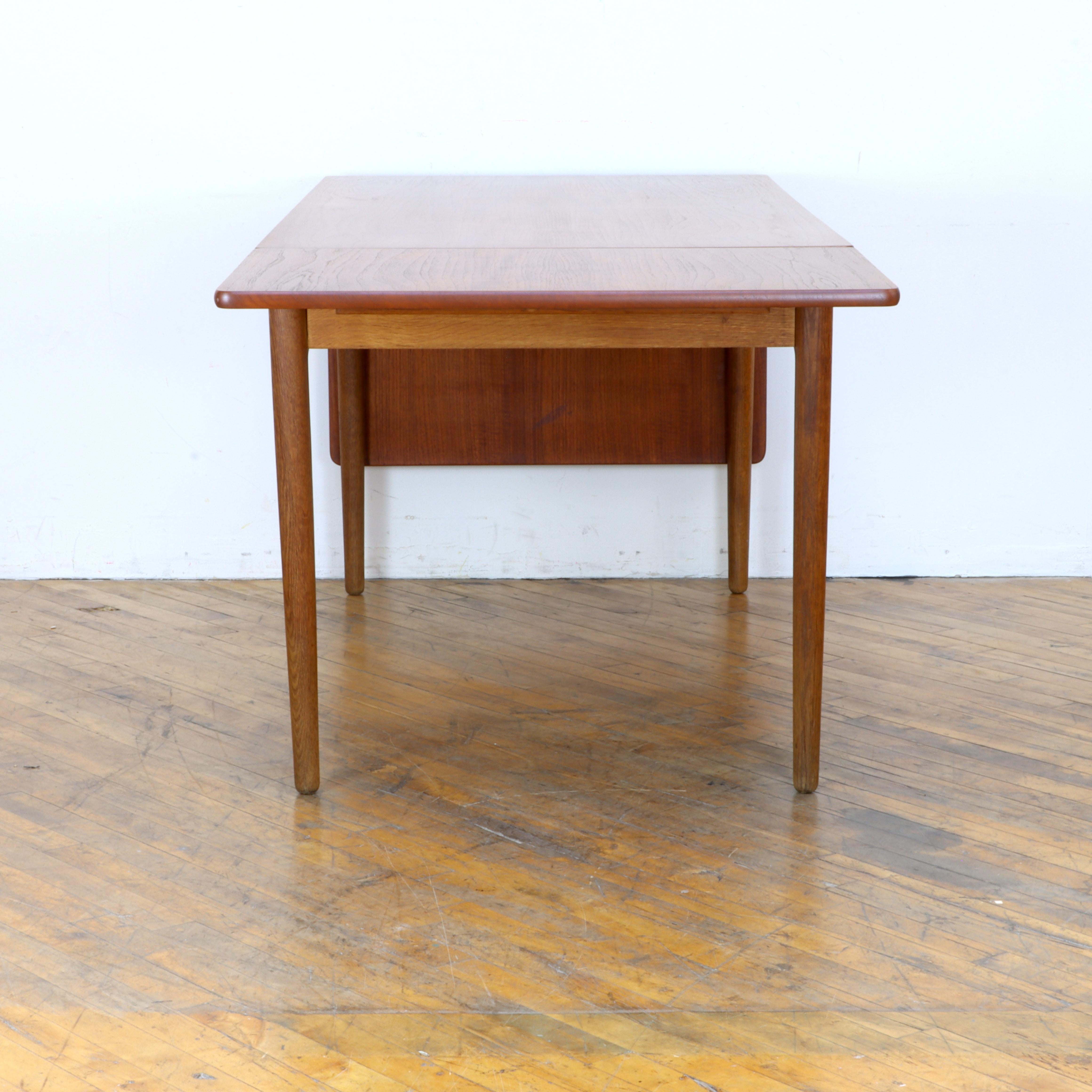 Hans Wegner AT-305 Schreibtisch (Eichenholz) im Angebot