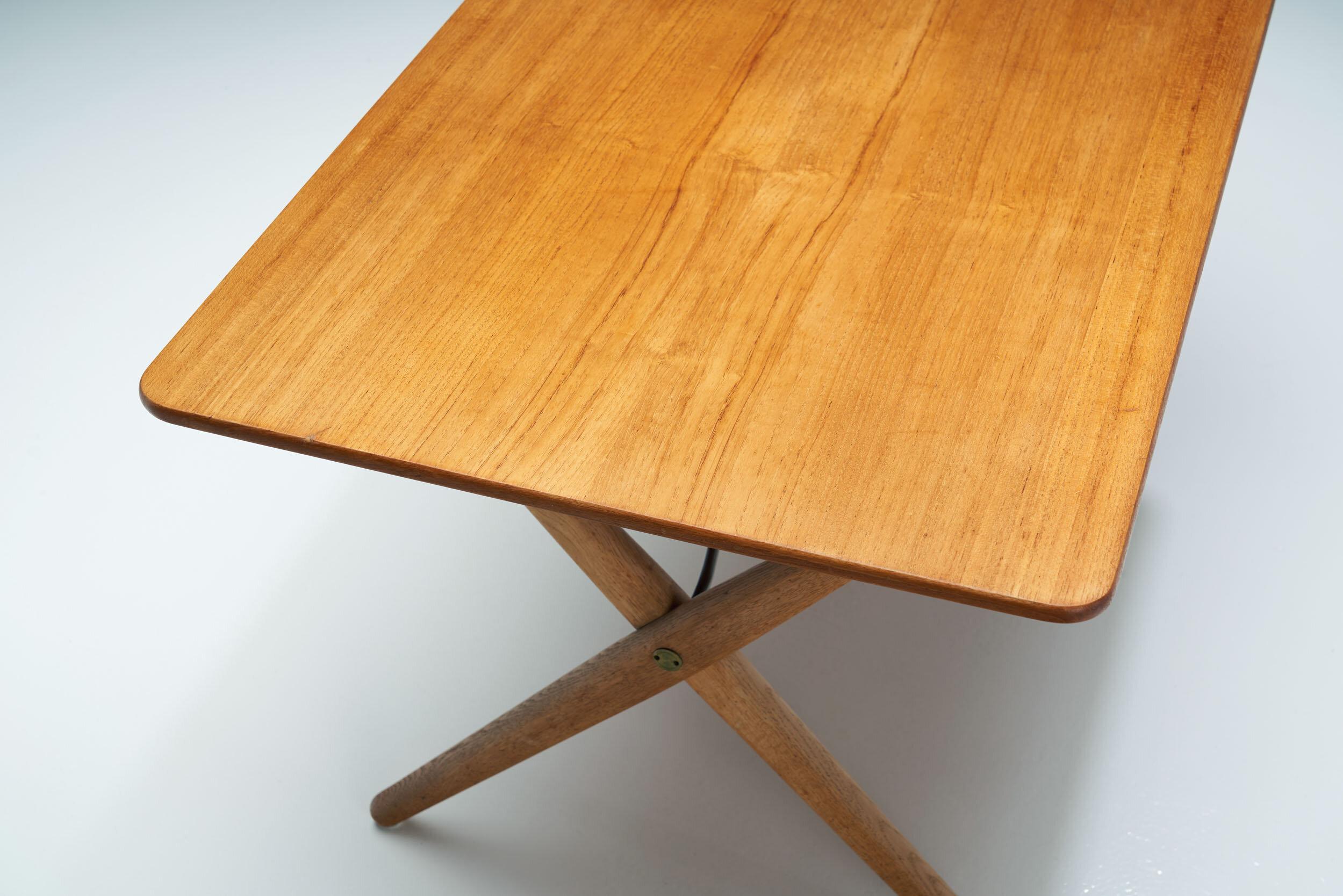 Hans Wegner 'AT 308' Oak Coffee Table with Cross-Leg Frame, Denmark, 1950s 4