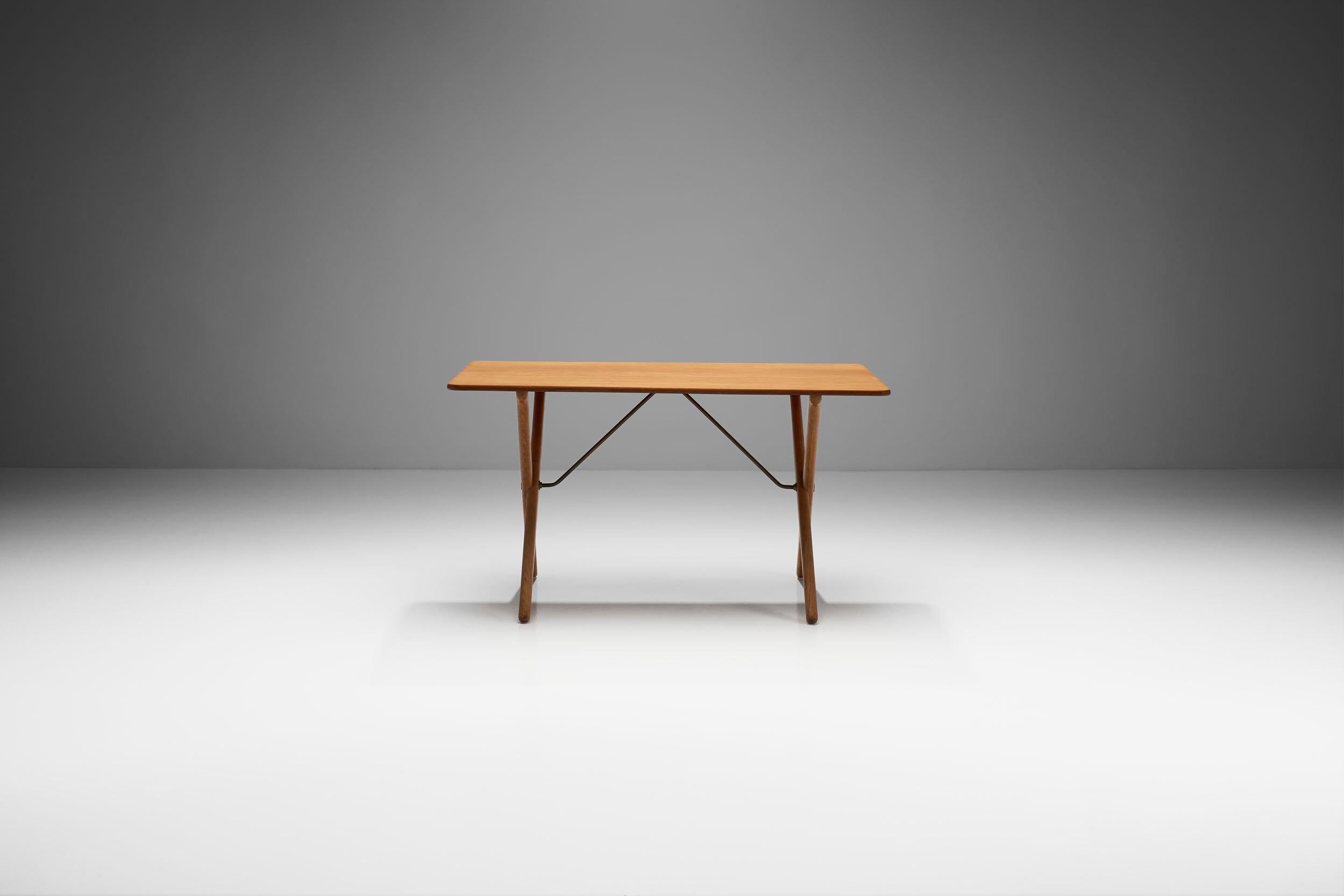 Hans Wegner 'AT 308' Oak Coffee Table with Cross-Leg Frame, Denmark, 1950s In Good Condition In Utrecht, NL