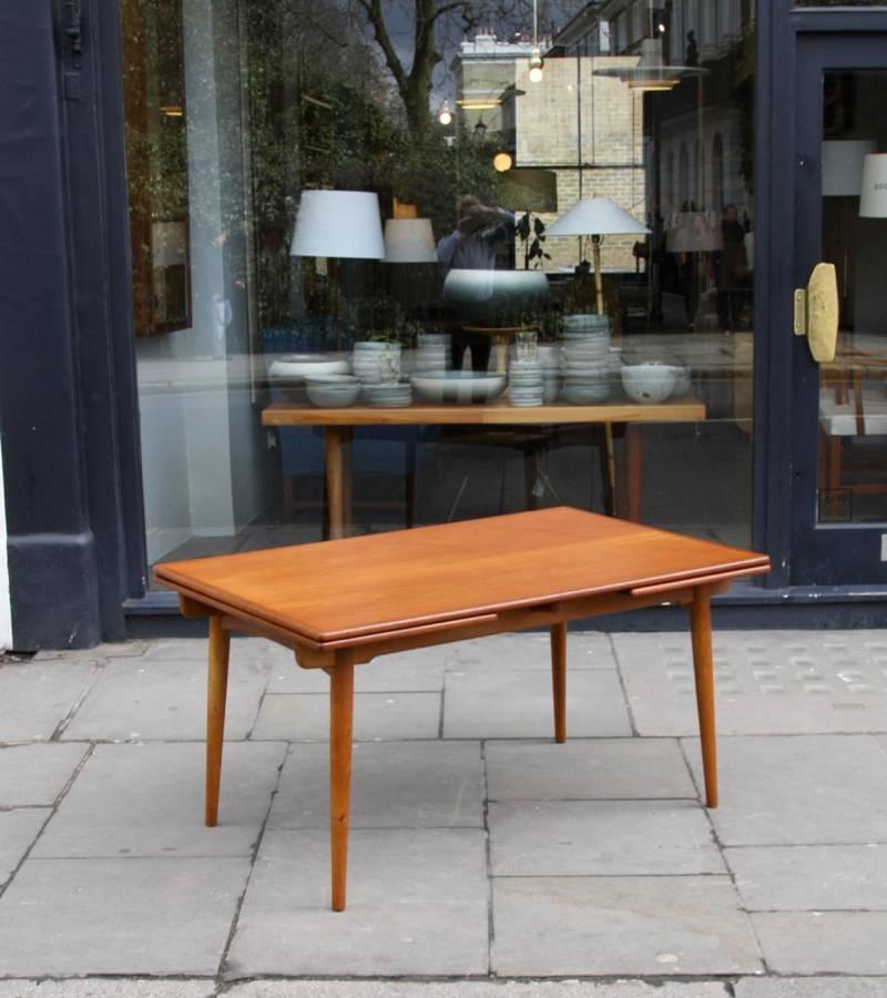 Hans Wegner AT-312 Dining Table In Excellent Condition For Sale In London, GB