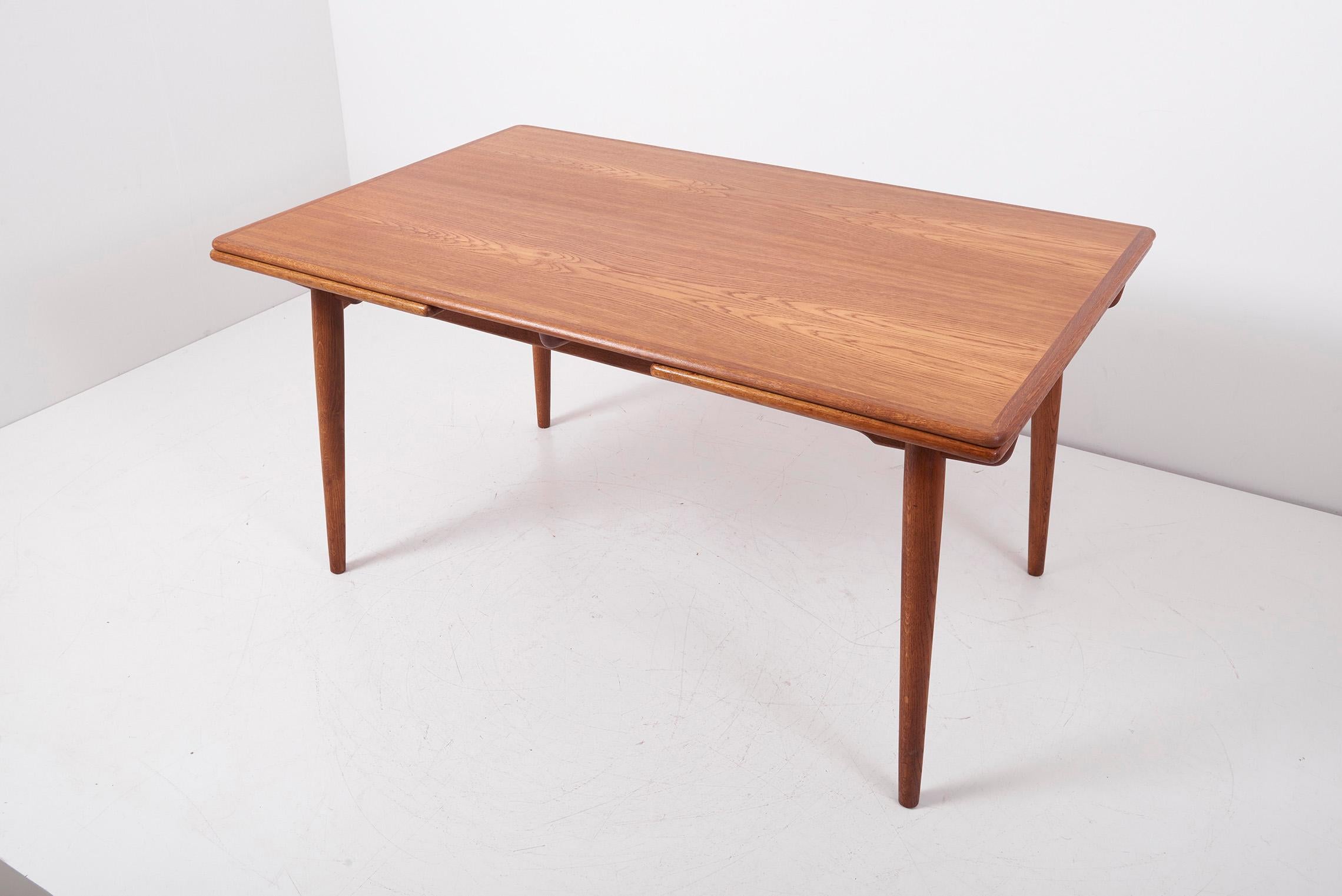 Hans Wegner AT-312 dining table in oak for Andreas Tuck, Denmark, 1950s
The table has two extensions and is in very good condition.
Width indicated in the measurement refers to the table extended; the leaves are 54.5 cm.